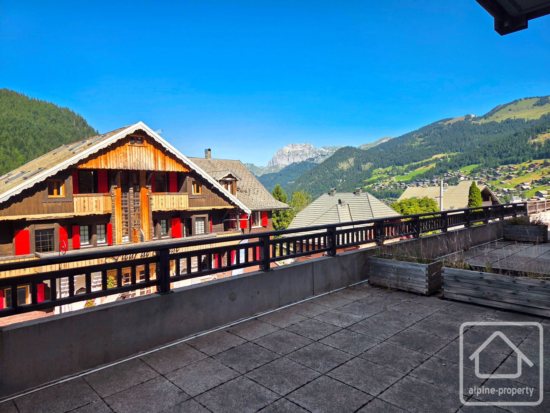 A Stunning, Modern And Spacious Apartment Located Close To The Centre Of The Village. – APPTMONTROYAL