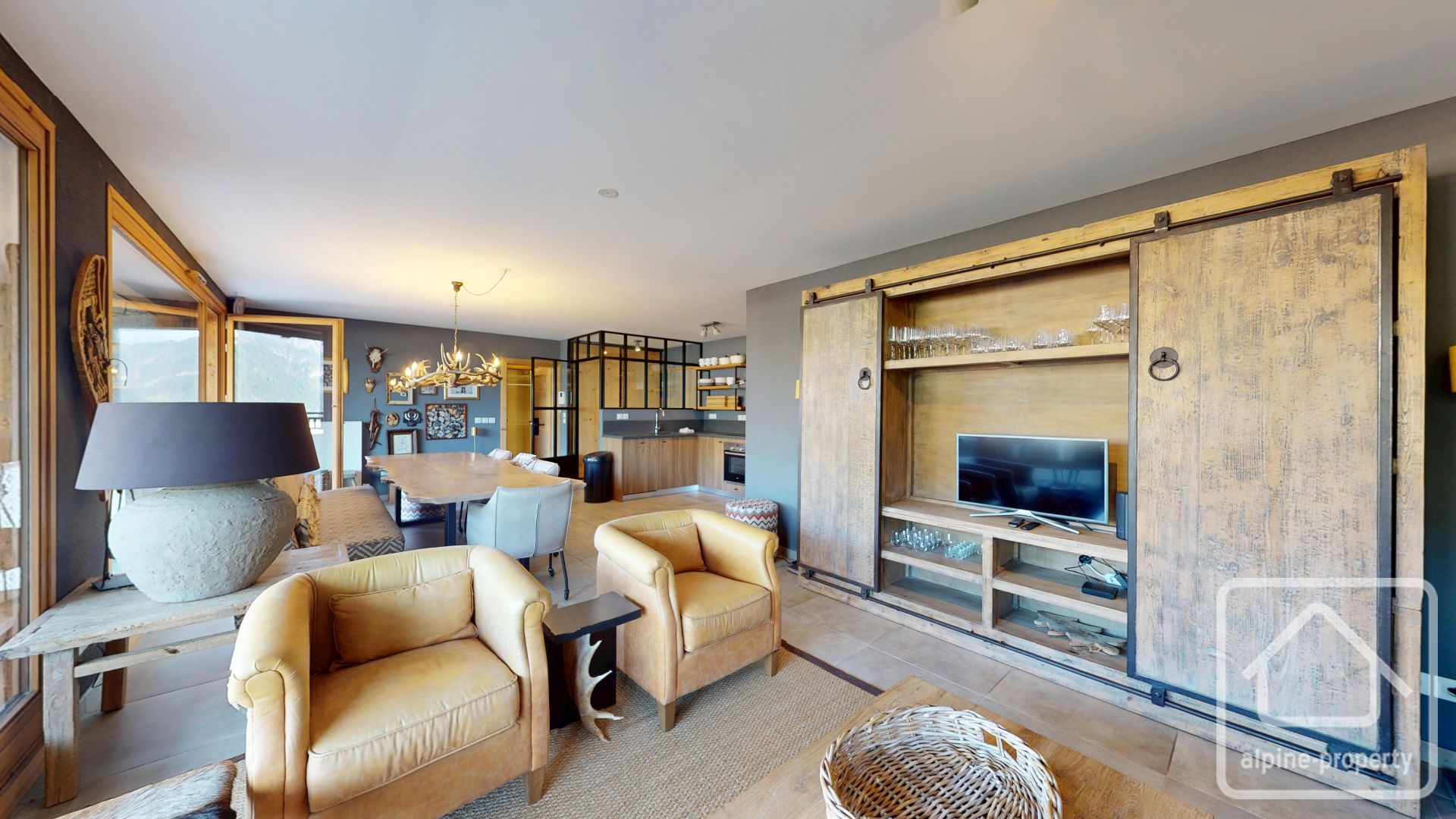 A Stunning, Modern And Spacious Apartment Located Close To The Centre Of The Village. – APPTMONTROYAL