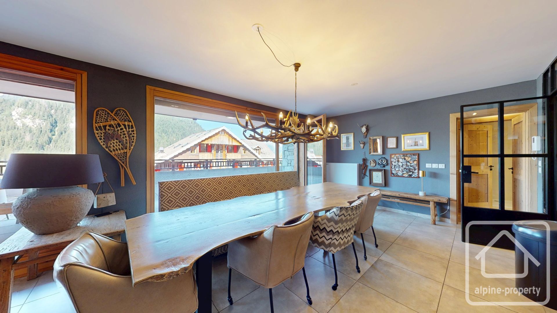 A Stunning, Modern And Spacious Apartment Located Close To The Centre Of The Village. – APPTMONTROYAL