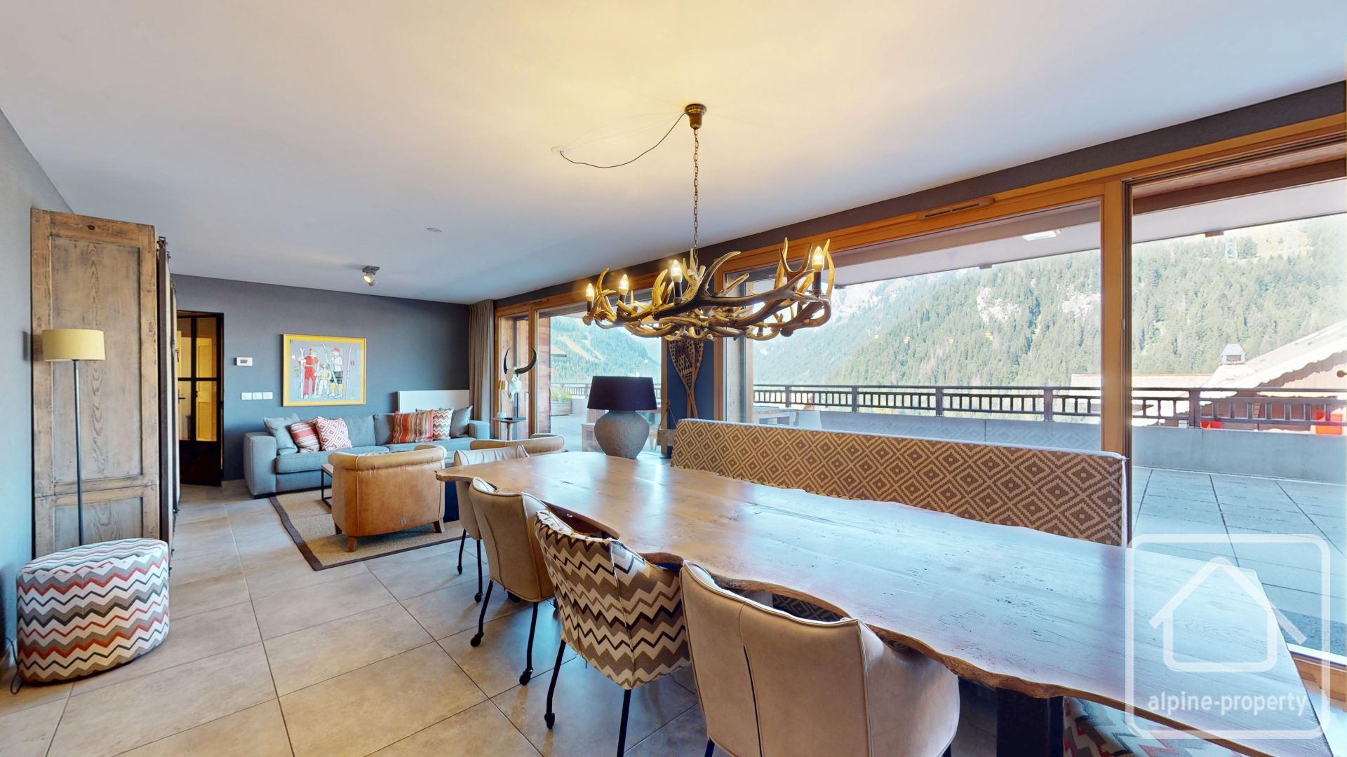 A Stunning, Modern And Spacious Apartment Located Close To The Centre Of The Village. – APPTMONTROYAL