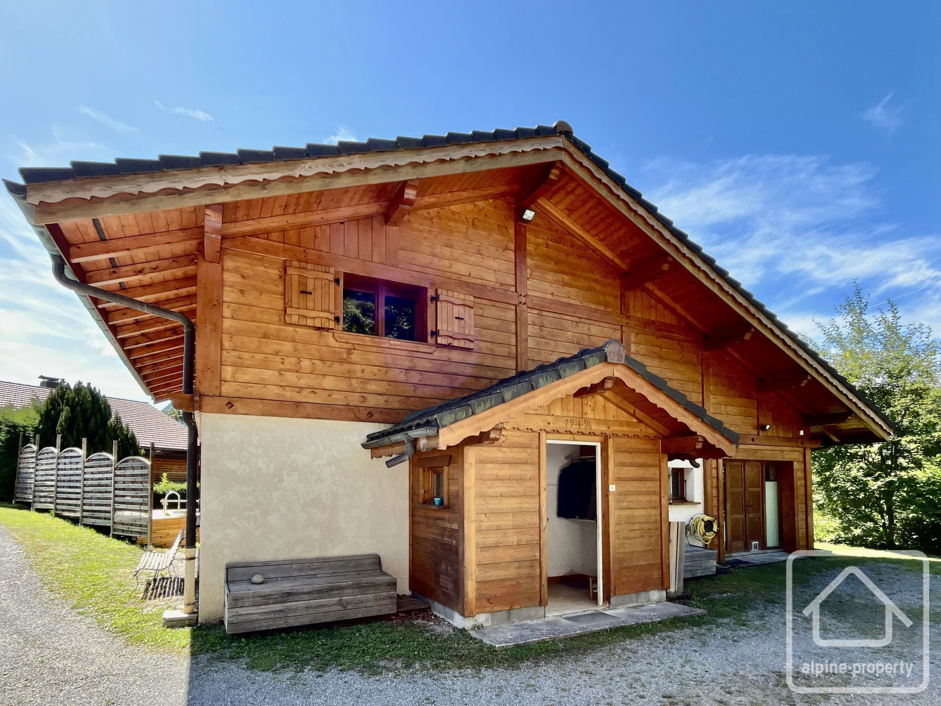 Chalet With 4 Bedrooms, An Independent Studio, 2 Bathrooms, A Swimming Pool, And A Double Garage. – CHALETDUPONTE
