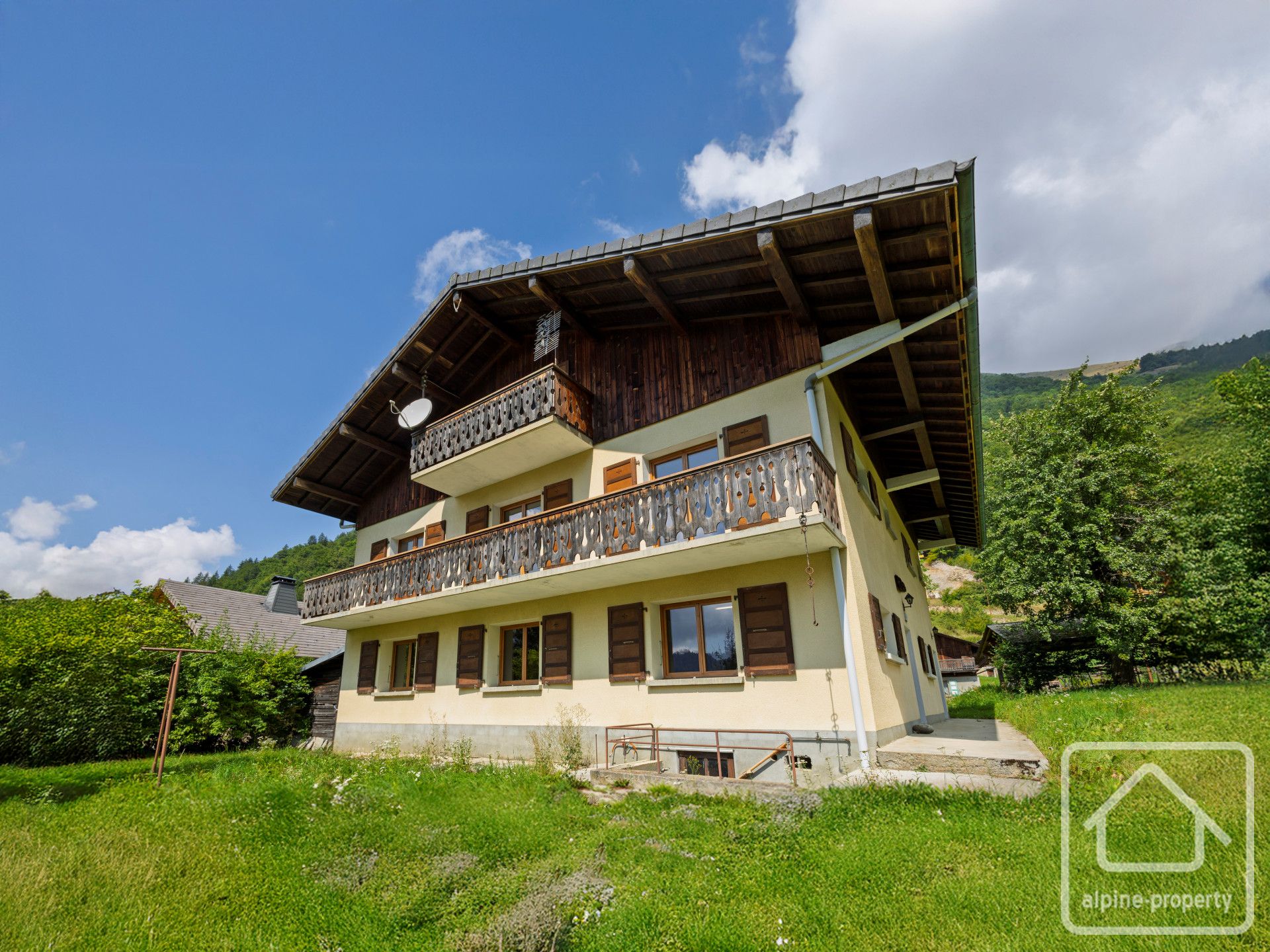Superb Traditional Residence Of 300m2 For Renovation In Sunny Spot On Bus Route To Slopes – LAPAS