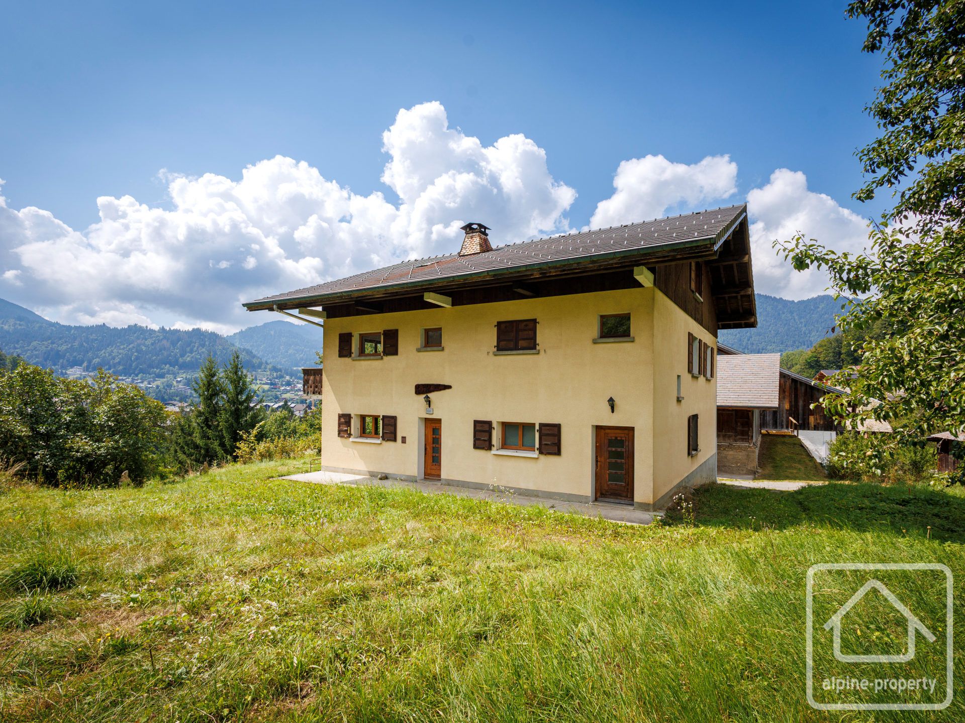 Superb Traditional Residence Of 300m2 For Renovation In Sunny Spot On Bus Route To Slopes – LAPAS