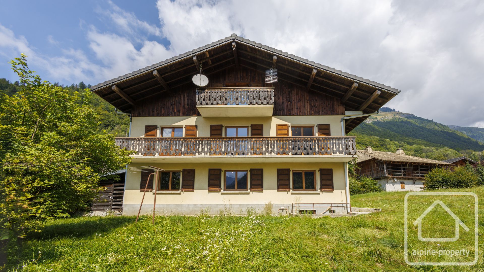 Superb Traditional Residence Of 300m2 For Renovation In Sunny Spot On Bus Route To Slopes – LAPAS