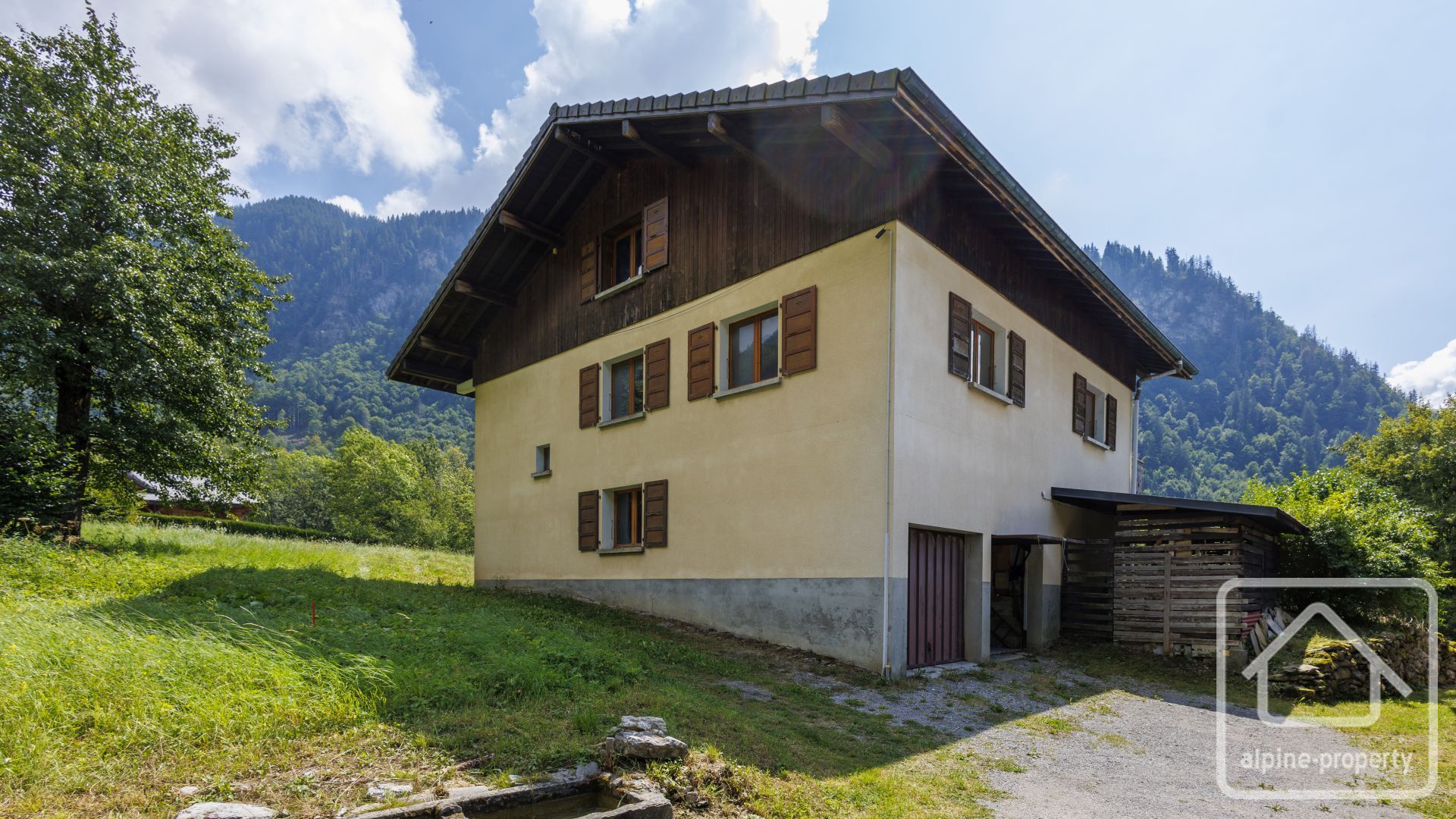 Superb Traditional Residence Of 300m2 For Renovation In Sunny Spot On Bus Route To Slopes – LAPAS