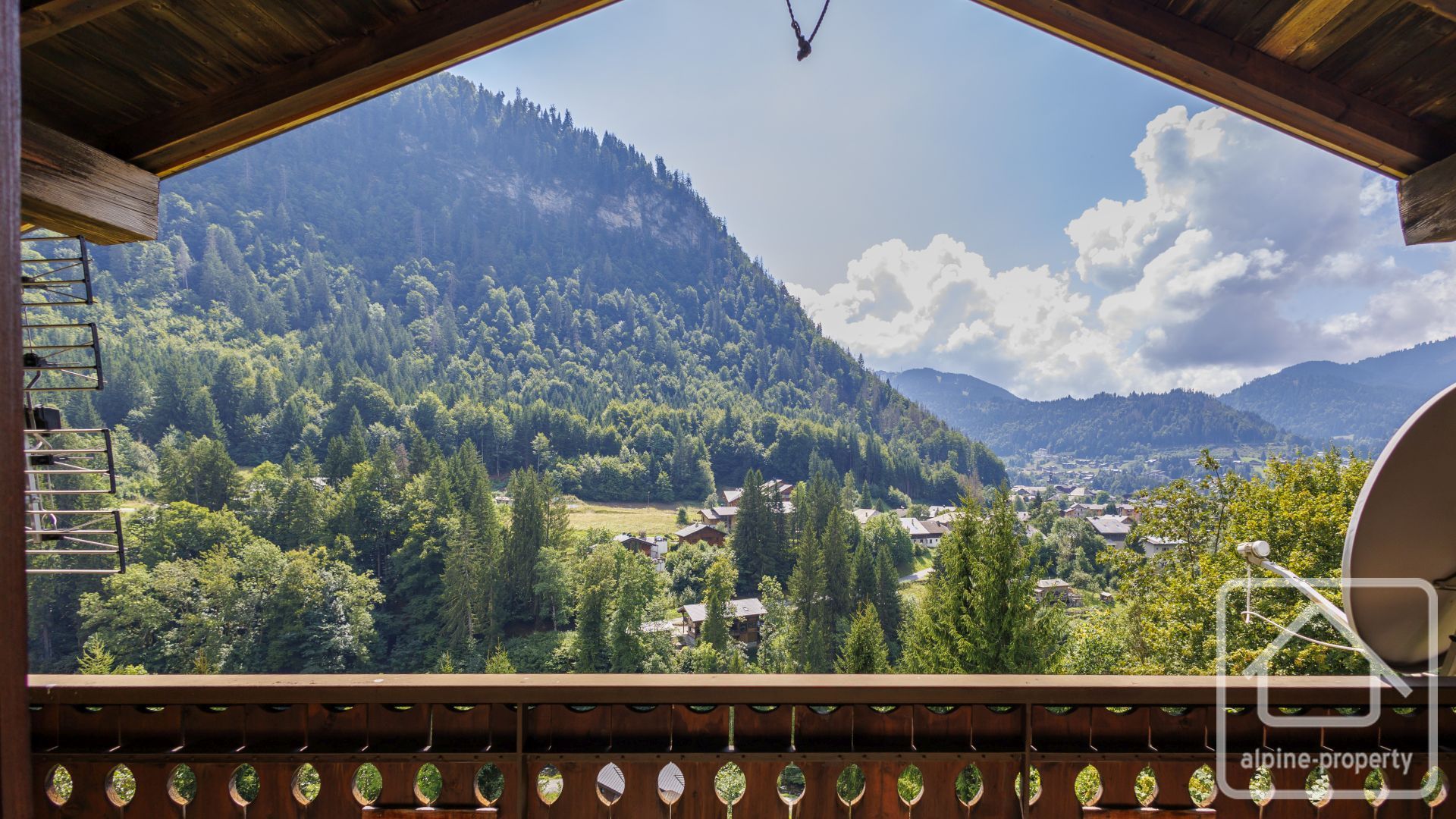 Superb Traditional Residence Of 300m2 For Renovation In Sunny Spot On Bus Route To Slopes – LAPAS