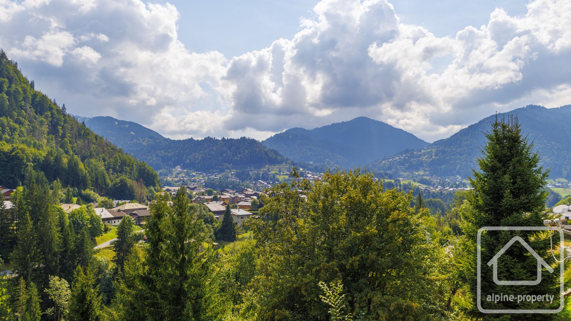 Superb Traditional Residence Of 300m2 For Renovation In Sunny Spot On Bus Route To Slopes – LAPAS