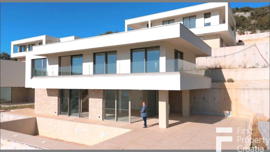 Villas in the vicinity of Trogir, Croatia – TG1712