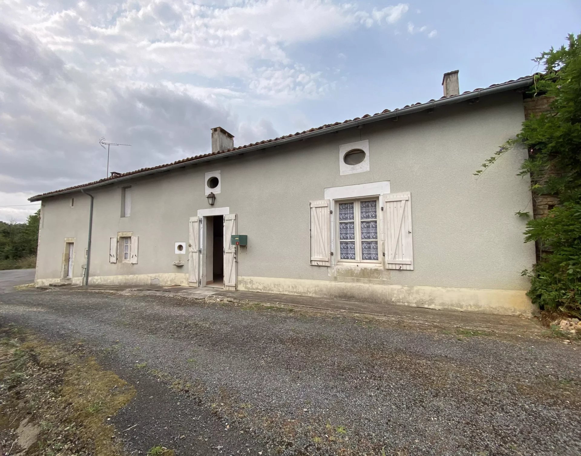 Farmhouse to renovate with Barn and Land 20 minutes from Civray, Poitou-Charentes – France – BVI82250