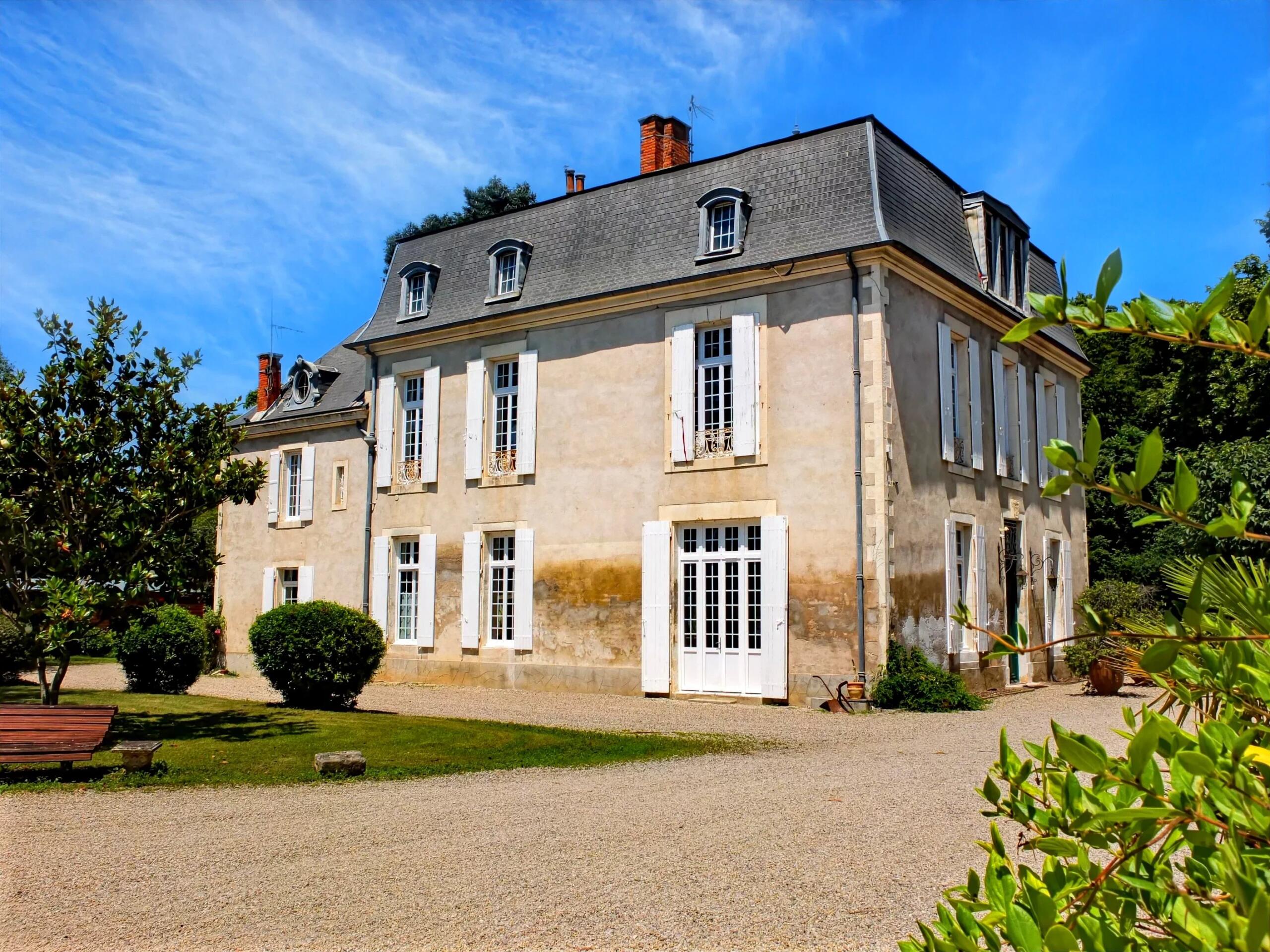 Charming 17th-Century Estate with Gîtes, Pool & Outbuildings, Aquitaine – France – BVI76578