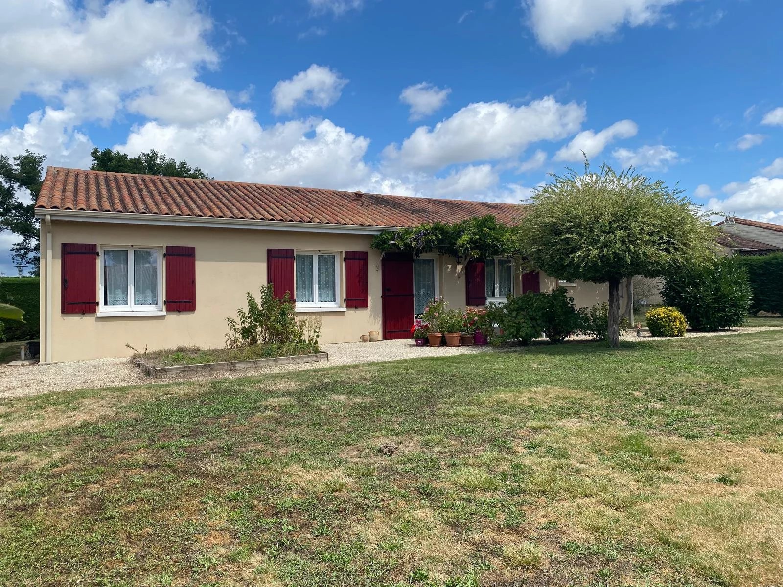 A lovely bungalow with 3 bedrooms near Montmorillon, Poitou-Charentes – France – BVI82339