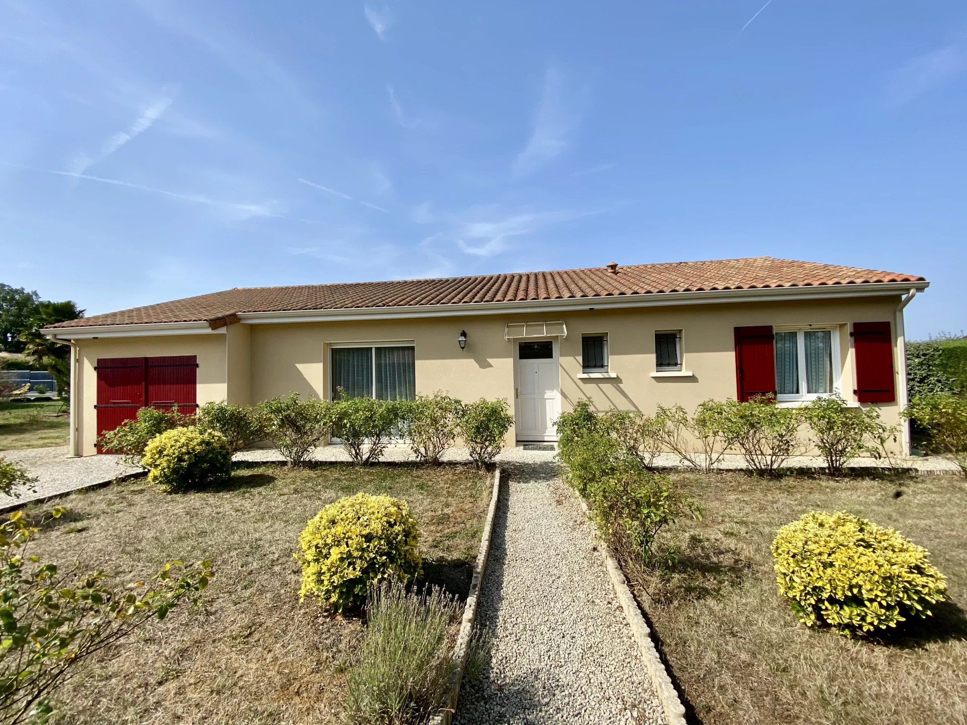 A lovely bungalow with 3 bedrooms near Montmorillon, Poitou-Charentes – France – BVI82339