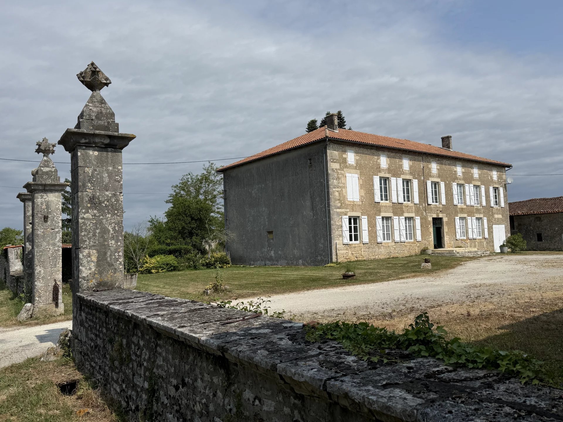 Impressive Maison de Maître offering 7 bedrooms, outbuildings and nearly 2.6 hectares of land, Poitou-Charentes – France – BVI81258