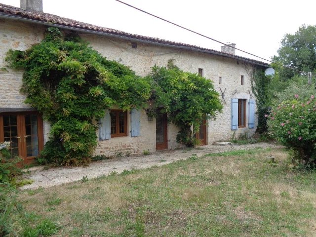 Large characterful 3 bedroom village house with outbuildings, Poitou-Charentes – France – BVI81973