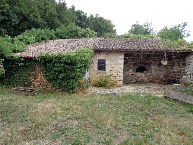 Large characterful 3 bedroom village house with outbuildings, Poitou-Charentes – France – BVI81973