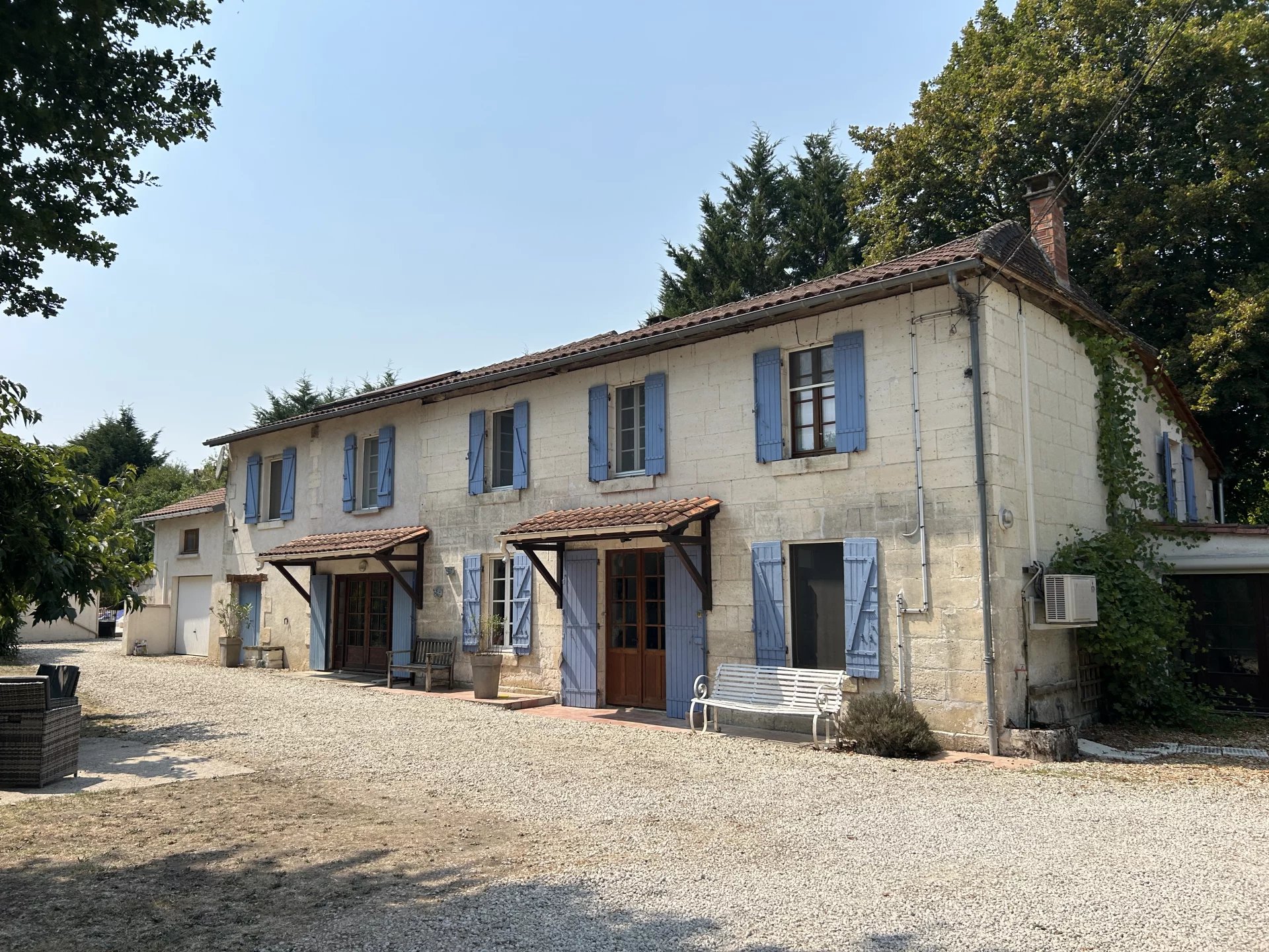 Spacious 6 bed, 5 bath detached residence with pool, Poitou-Charentes – France – BVI81930