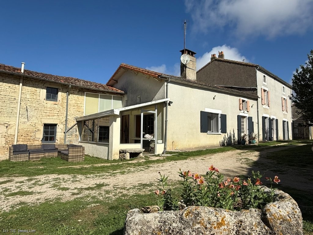 6 bedroom House in Villefagnan, France – r7343