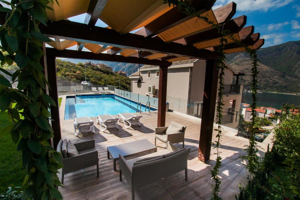 2 bedroom Apartment in Dobrota, Montenegro – CMM27822