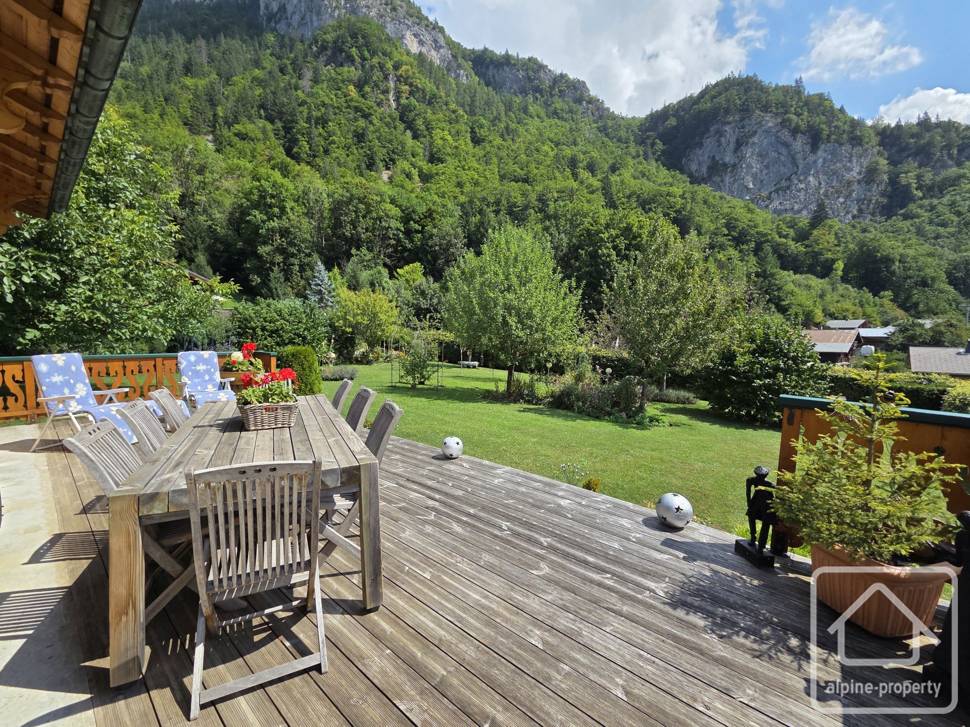 A Pretty, Modern Chalet In A Sunny Location With Beautiful Gardens. – CHALETLEGRANDDUC