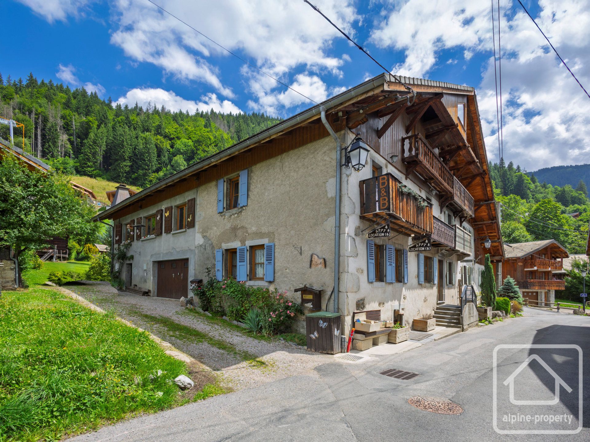 Semi-detached 6 Bedroom Traditional Chalet With Independent Apartment Not Far From Morzine Town Centre – CHALETMORZENETTAZ