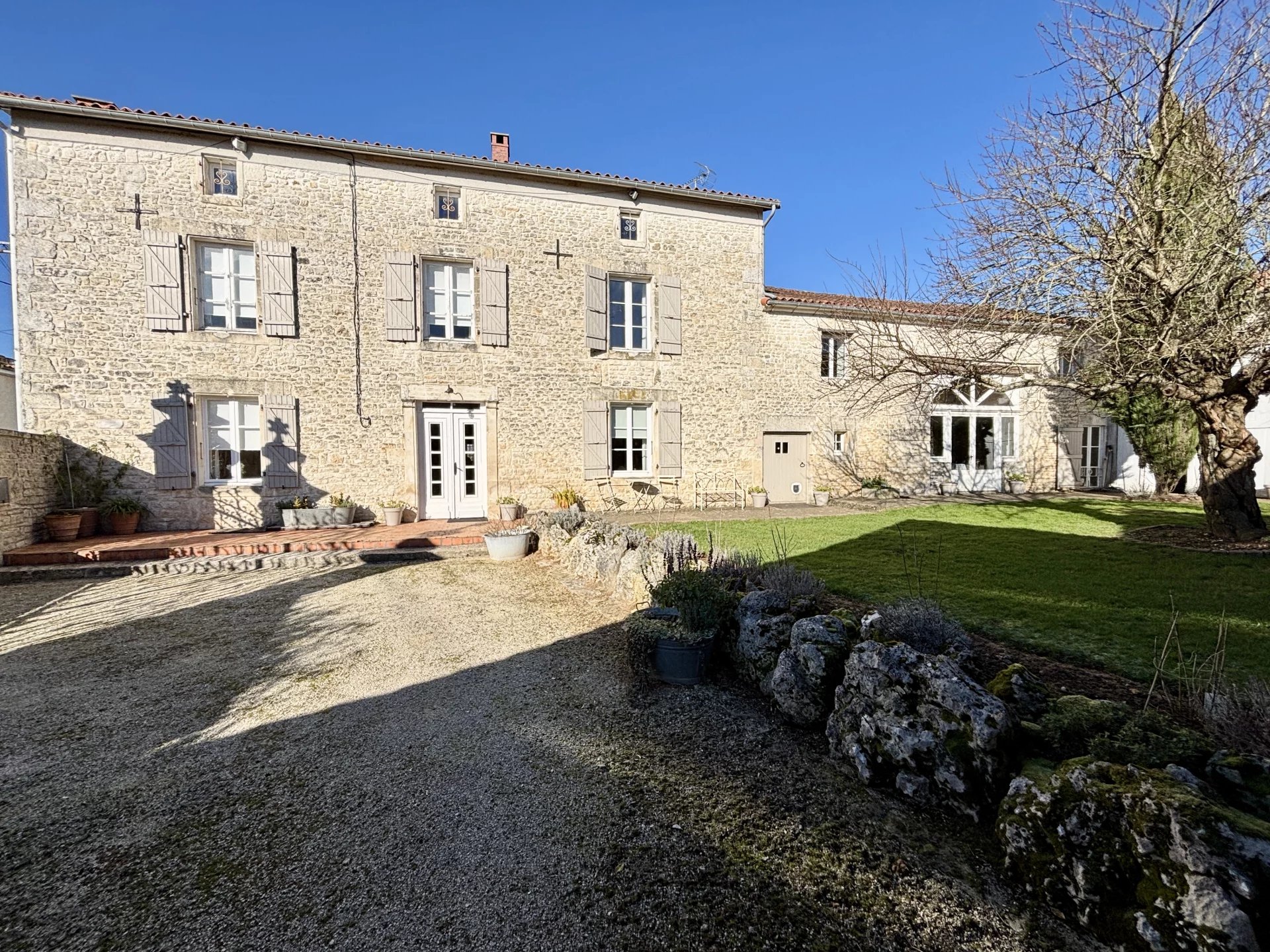 Stunning property with 4 bed main house, 4 bed guest house, swimming pool, two barns all set in over 1.4 hectares, Poitou-Charentes – France – BVI78931
