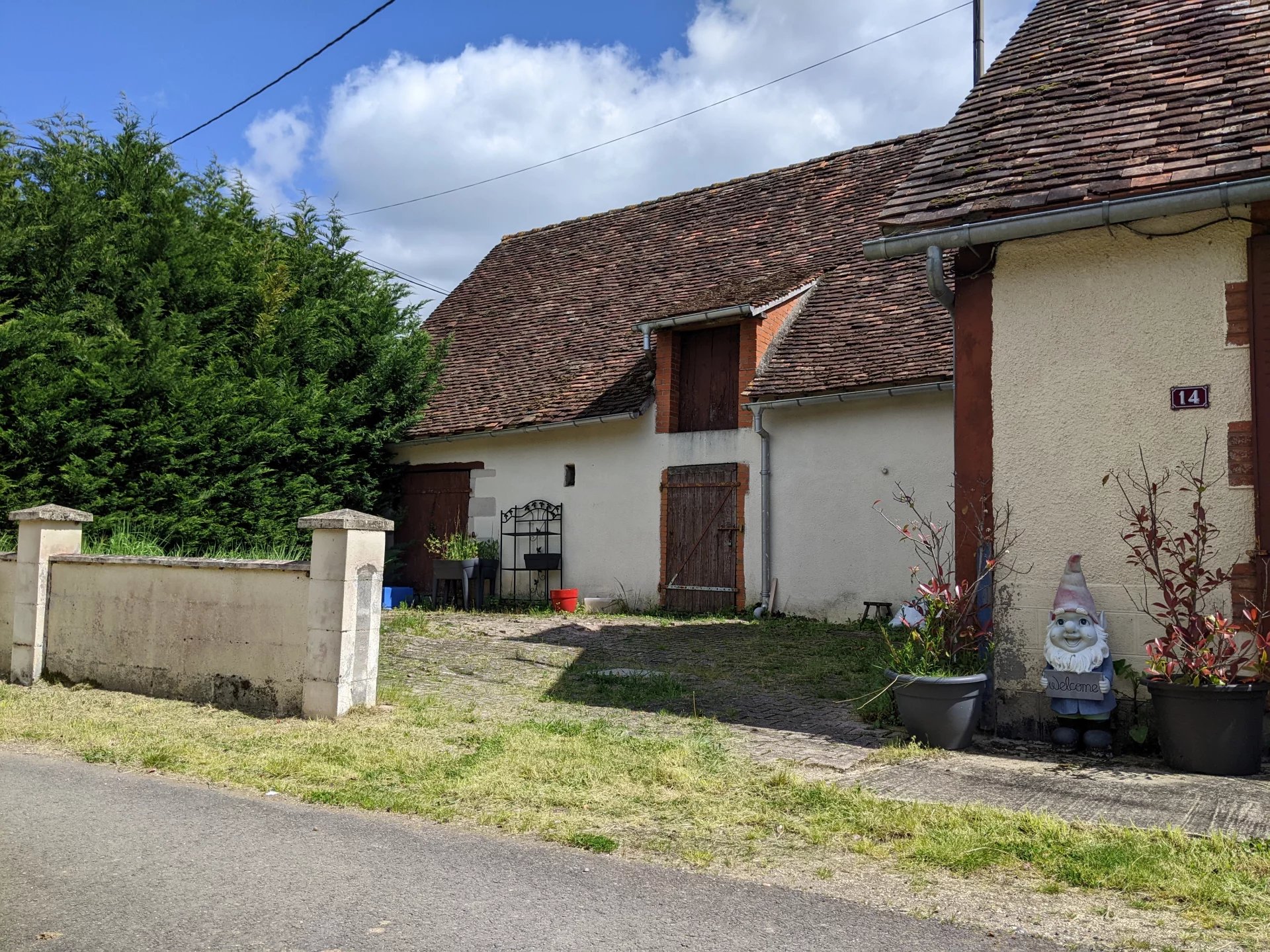 Charming cottage with attached large barn, Poitou-Charentes – France – BVI73257