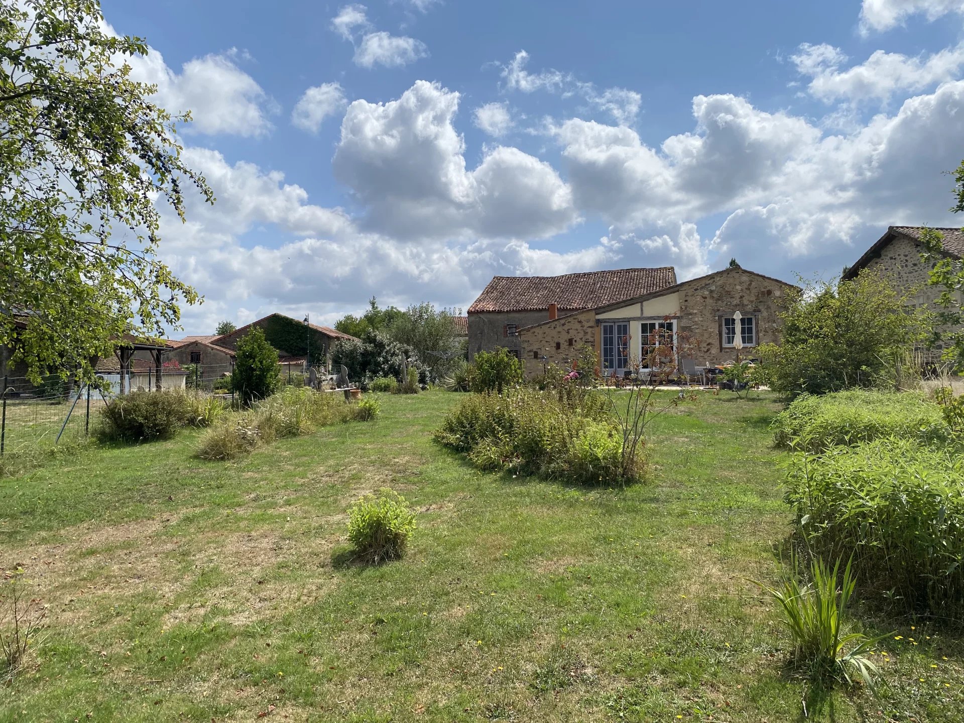 Pretty house on one level with 3 bedrooms, a barn and a garden, Limousin – France – BVI82160
