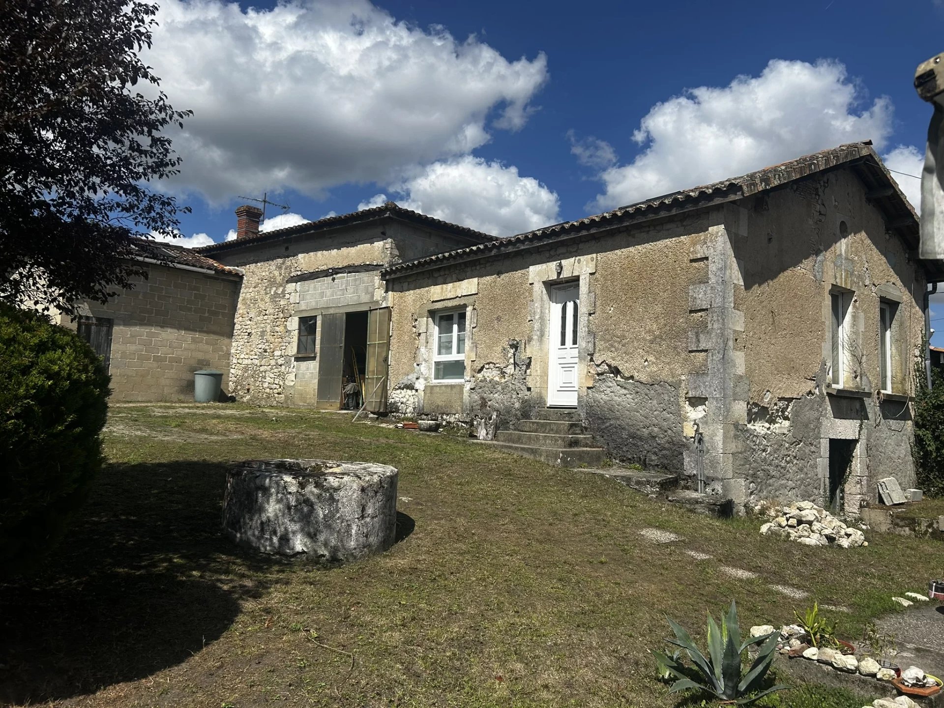 Small bungalow plus 2nd house to renovate and barns, Poitou-Charentes – France – BVI81902