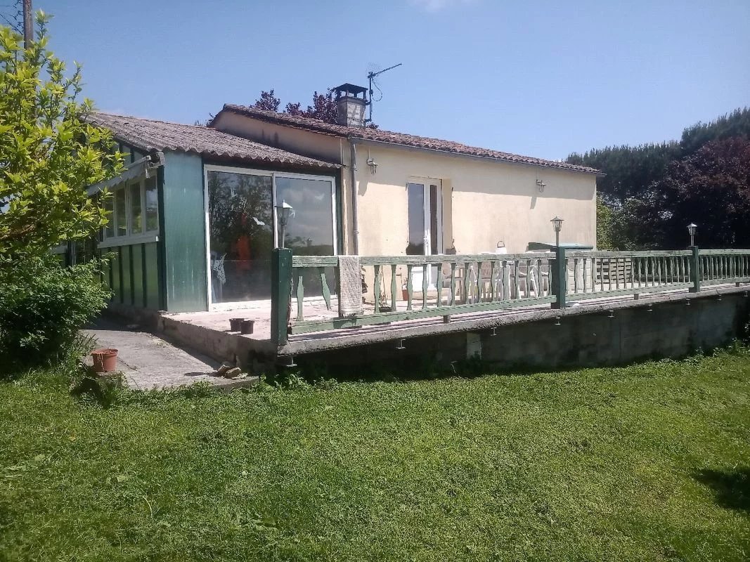 Small bungalow plus 2nd house to renovate and barns, Poitou-Charentes – France – BVI81902