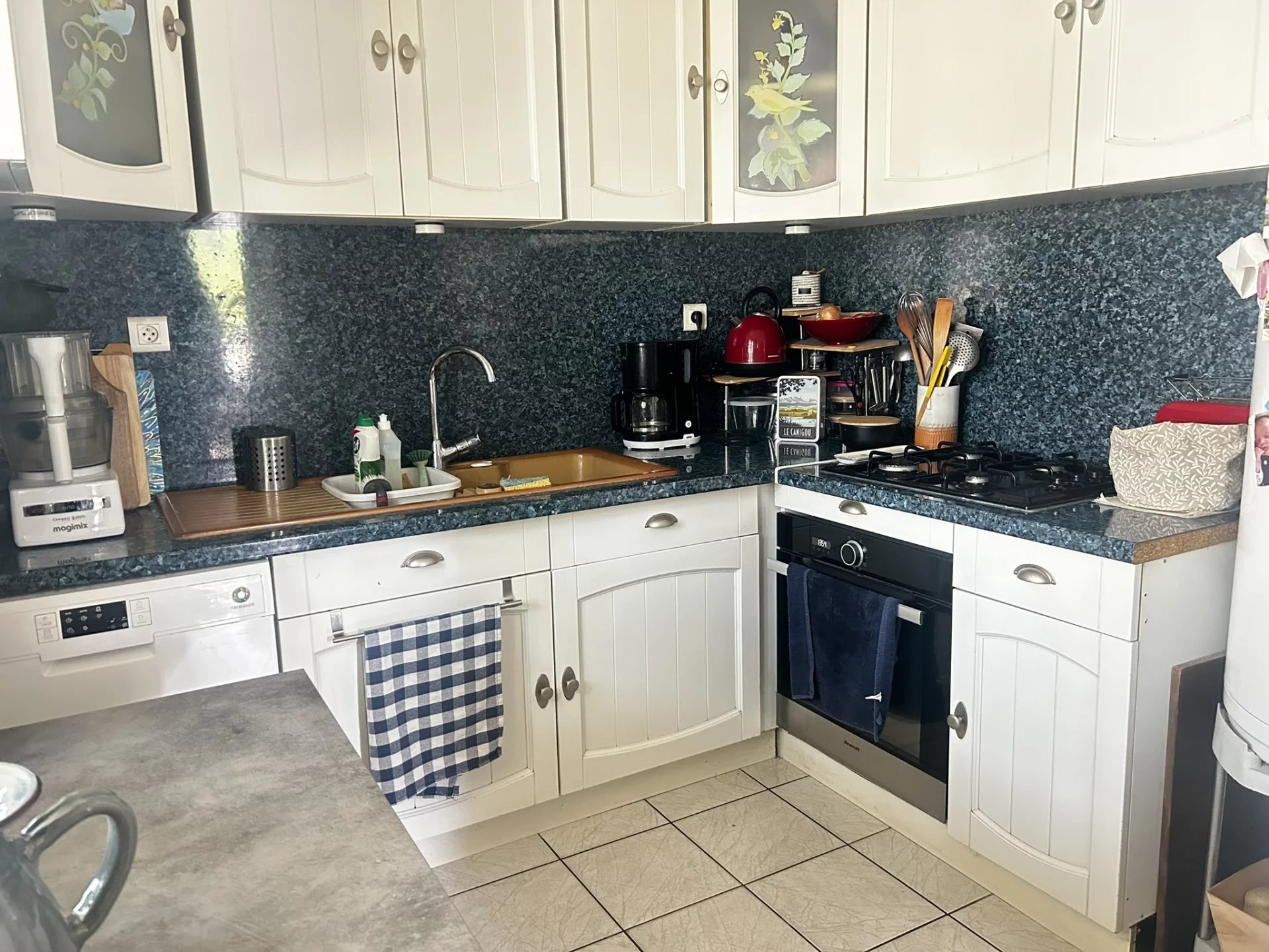 Small bungalow plus 2nd house to renovate and barns, Poitou-Charentes – France – BVI81902