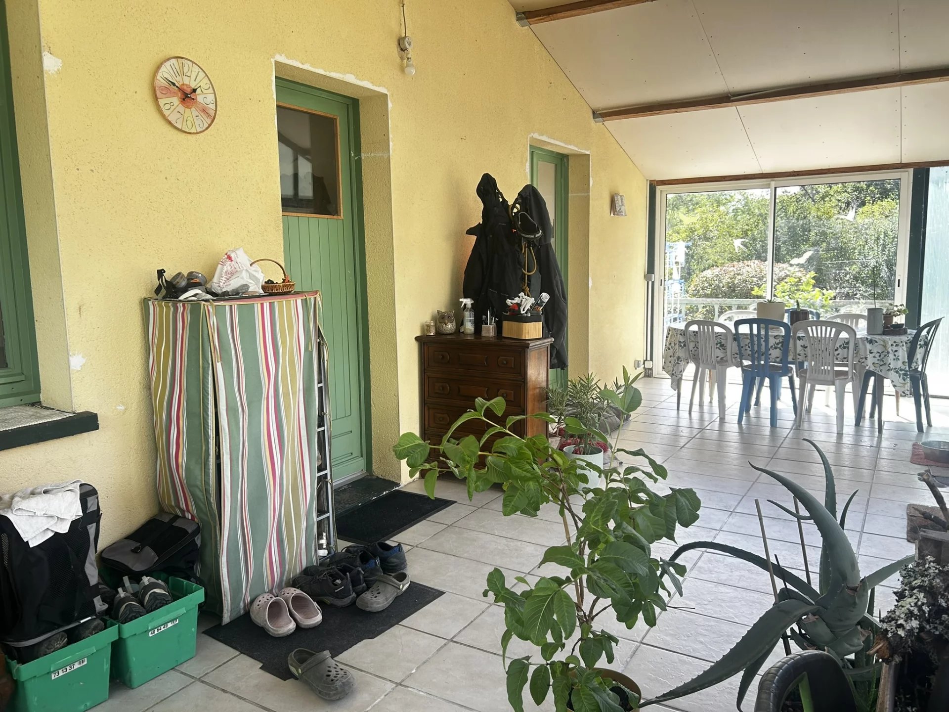 Small bungalow plus 2nd house to renovate and barns, Poitou-Charentes – France – BVI81902