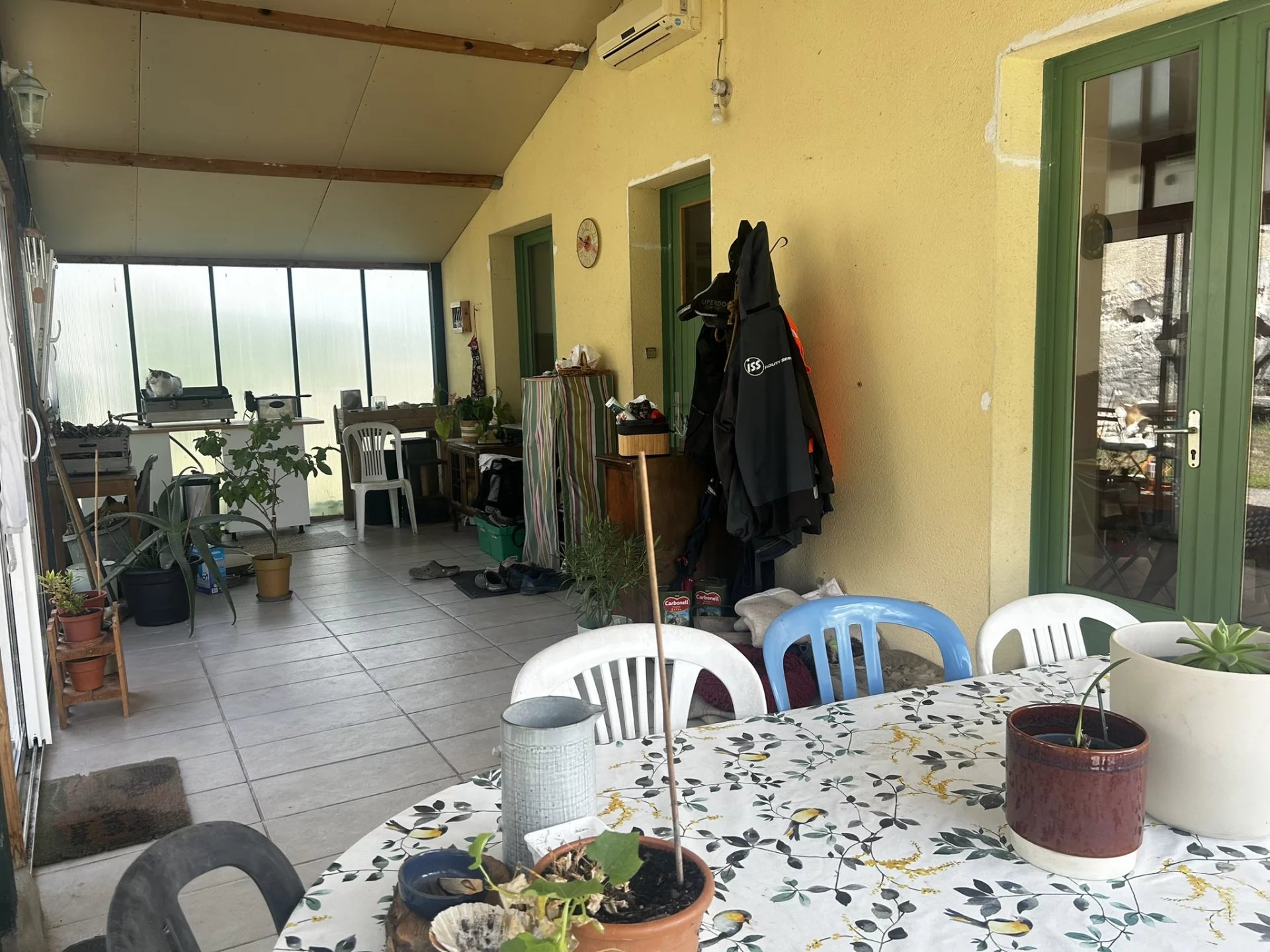 Small bungalow plus 2nd house to renovate and barns, Poitou-Charentes – France – BVI81902