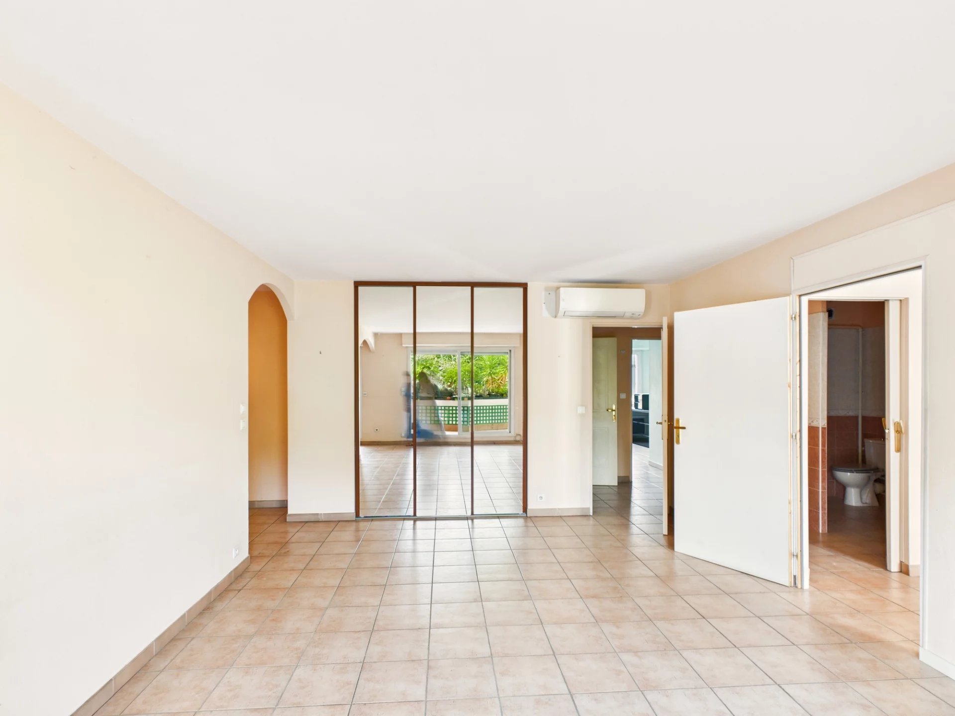 For Sale – 88 m² 3/4 room apartment with south-facing terrace – Close to Aix-en-Provence city centre, Provence-Alpes-Côte d’Azur – France – BVI82079