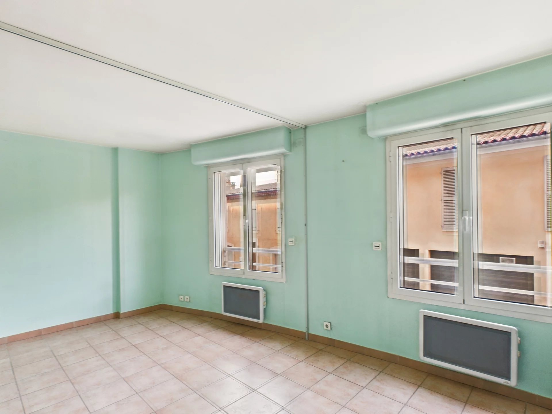 For Sale – 88 m² 3/4 room apartment with south-facing terrace – Close to Aix-en-Provence city centre, Provence-Alpes-Côte d’Azur – France – BVI82079