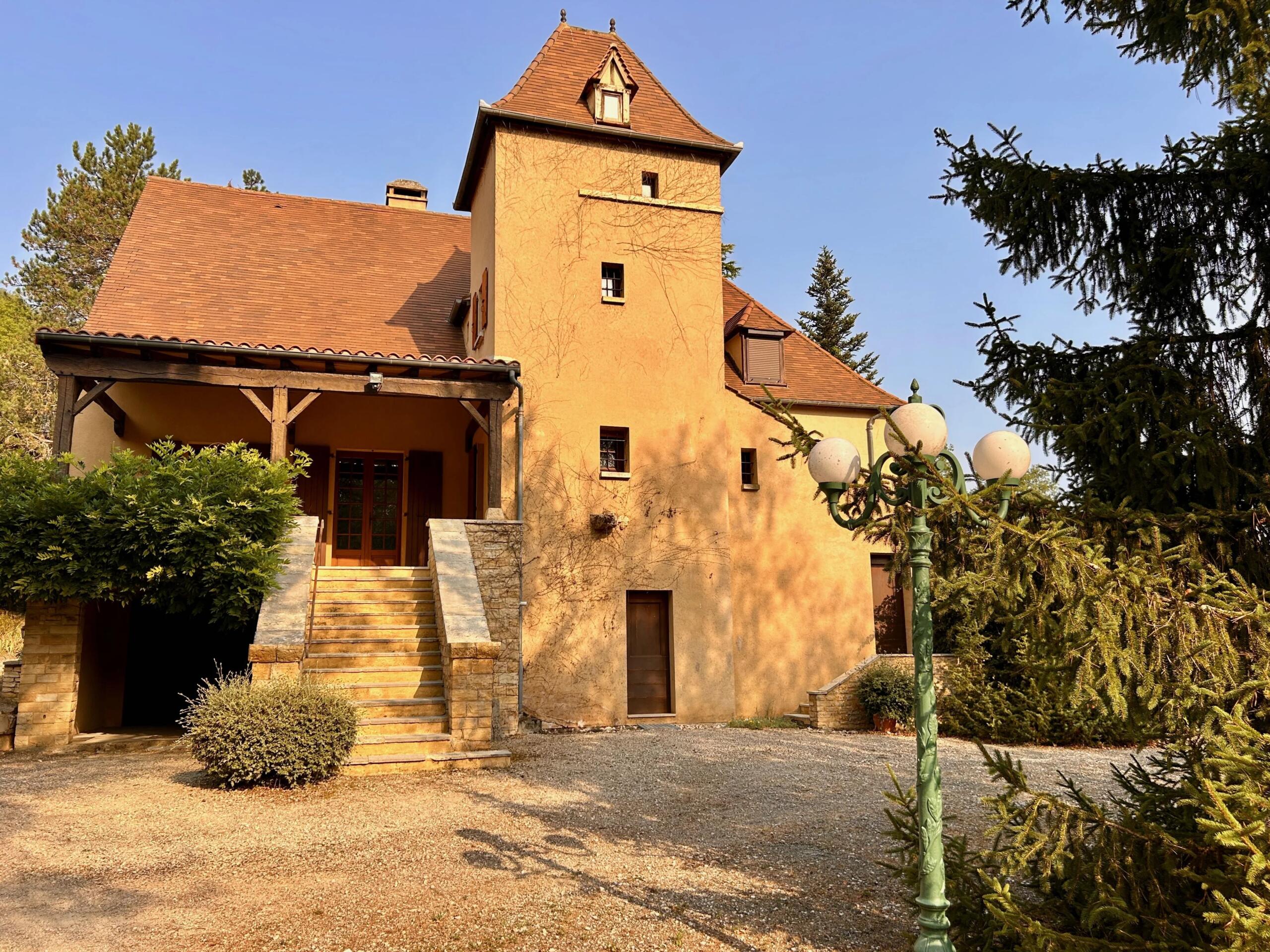 Six-Bedroom Lotoise House with Pigeonnier near Gourdon, Lot, Midi-Pyrénées – France – BVI82242
