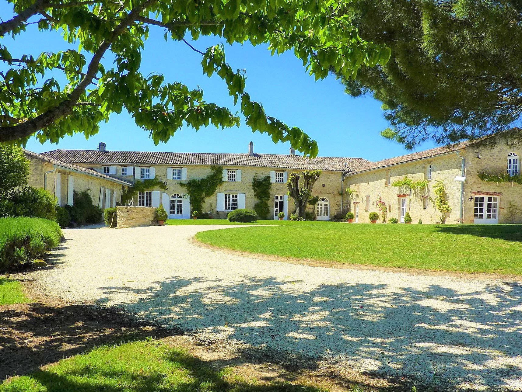 Lovely manor set in a dominant position with pool, Aquitaine – France – BVI66659