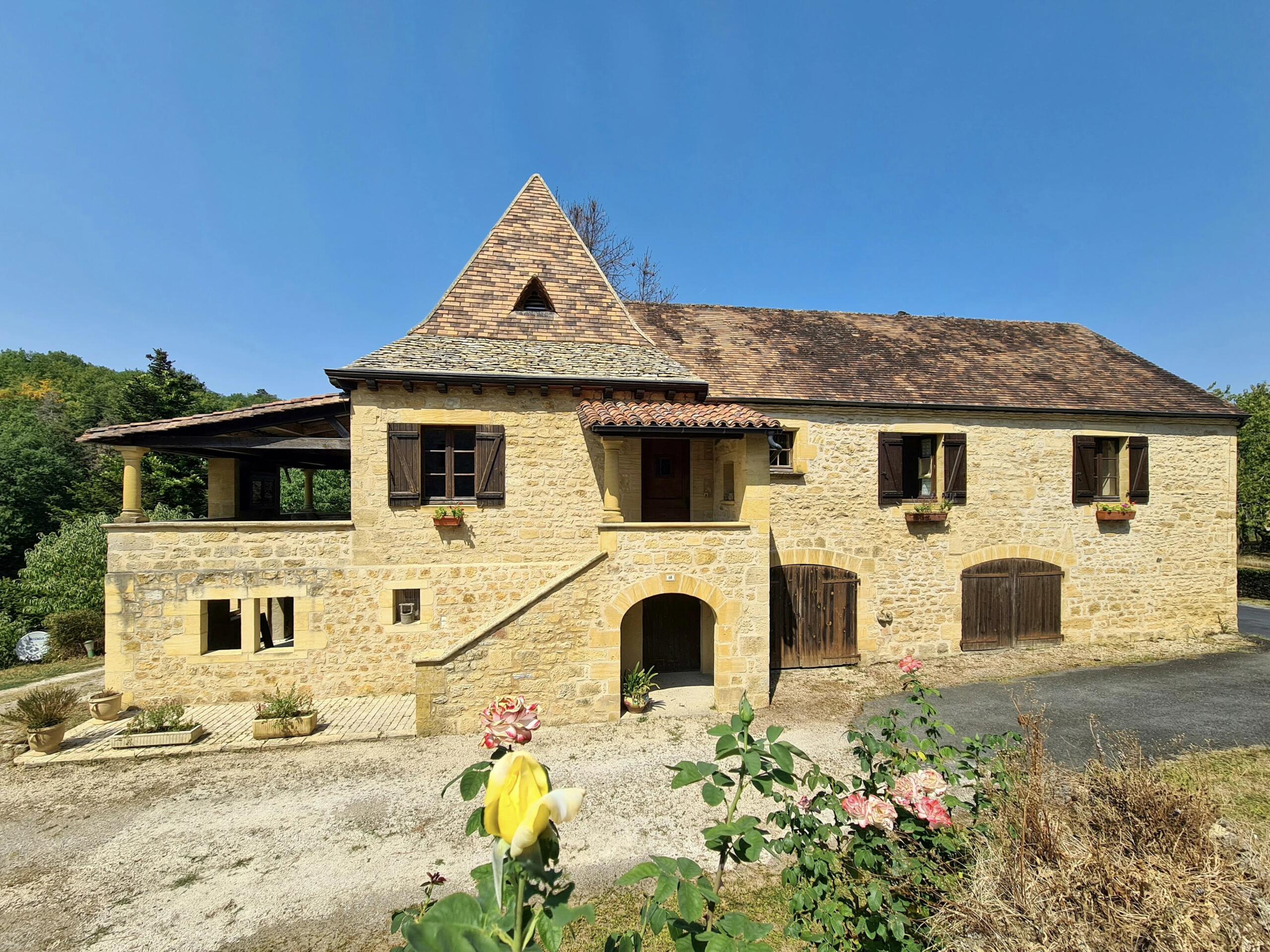 Dordogne Gem with Covered Terrace, Views and Renovation Potential – 20 Minutes from Sarlat, Aquitaine – France – BVI82213