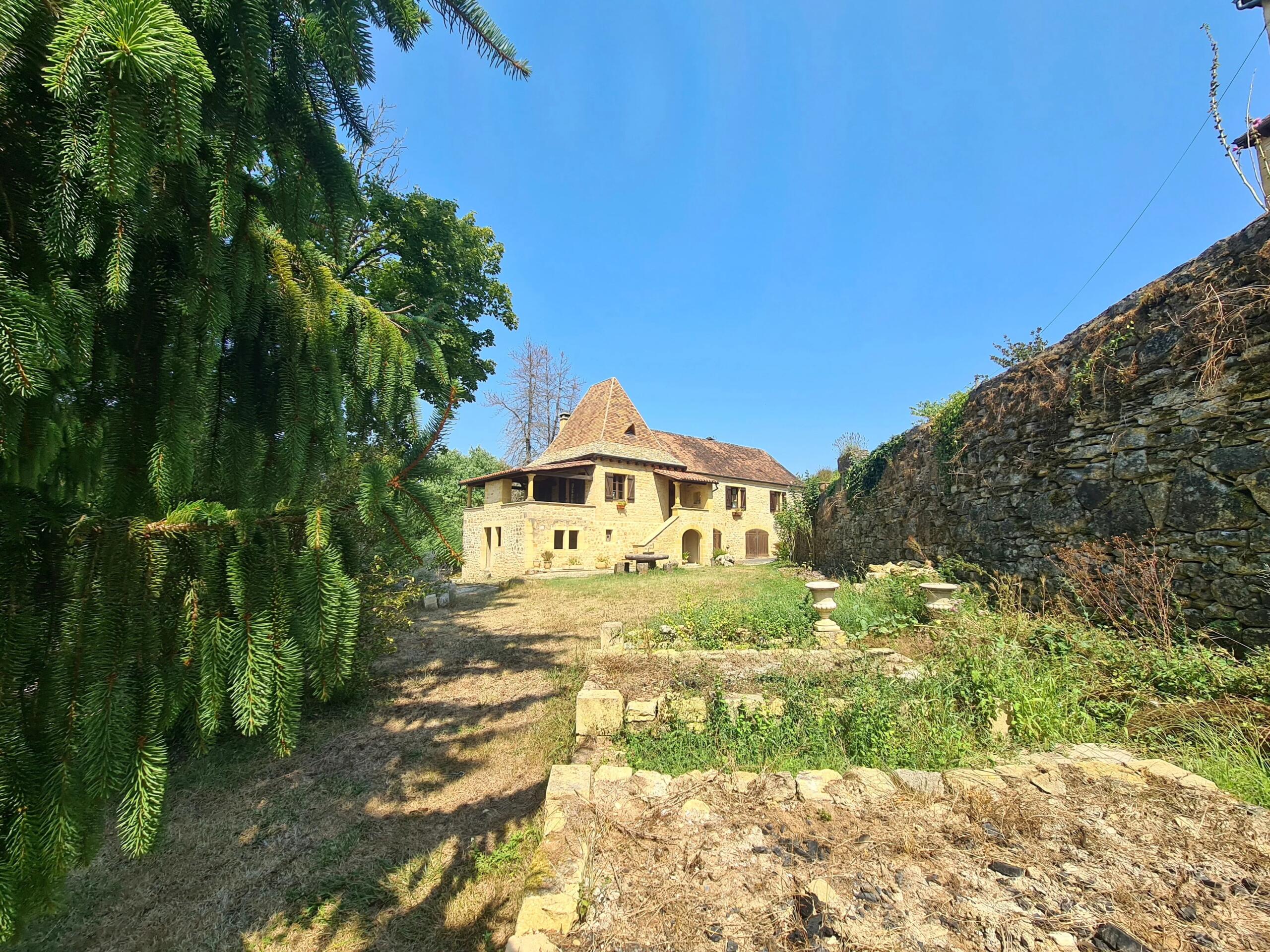 Dordogne Gem with Covered Terrace, Views and Renovation Potential – 20 Minutes from Sarlat, Aquitaine – France – BVI82213