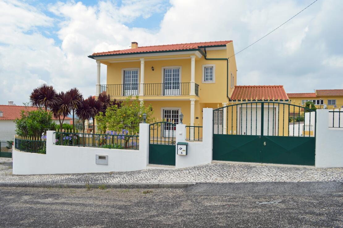 Traditional Portuguese 4-bedroom villa with heated pool near Óbidos, Portugal