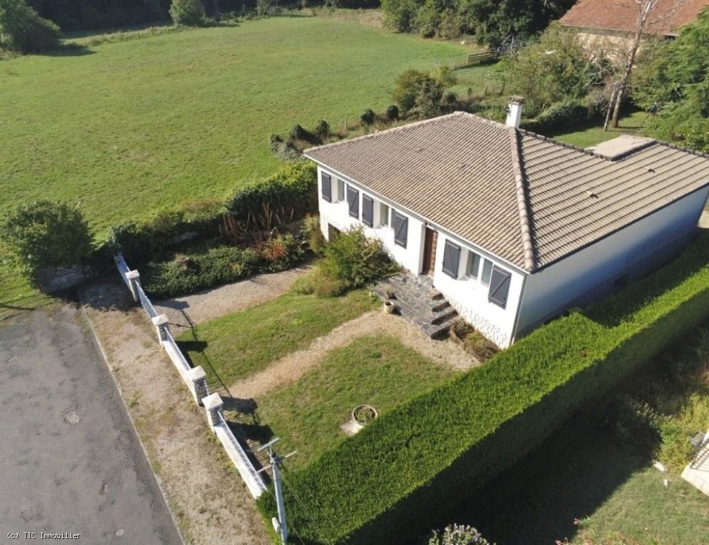 3 bedroom House in Ruffec, France – r7357