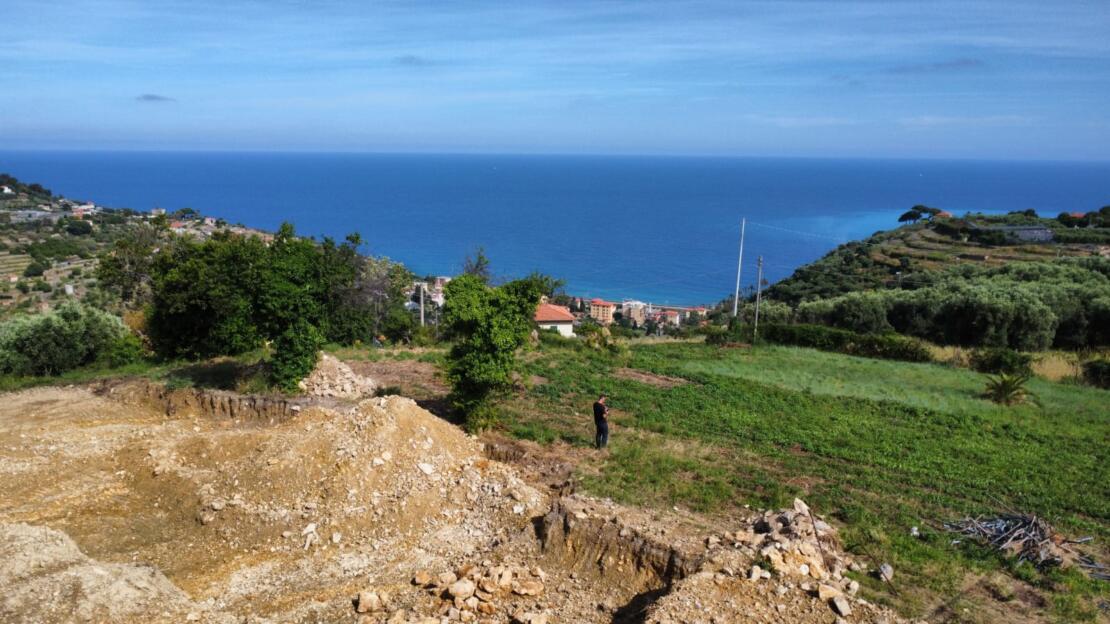 E1317 Villa under construction with pool and large plot of land for sale in Bordighera