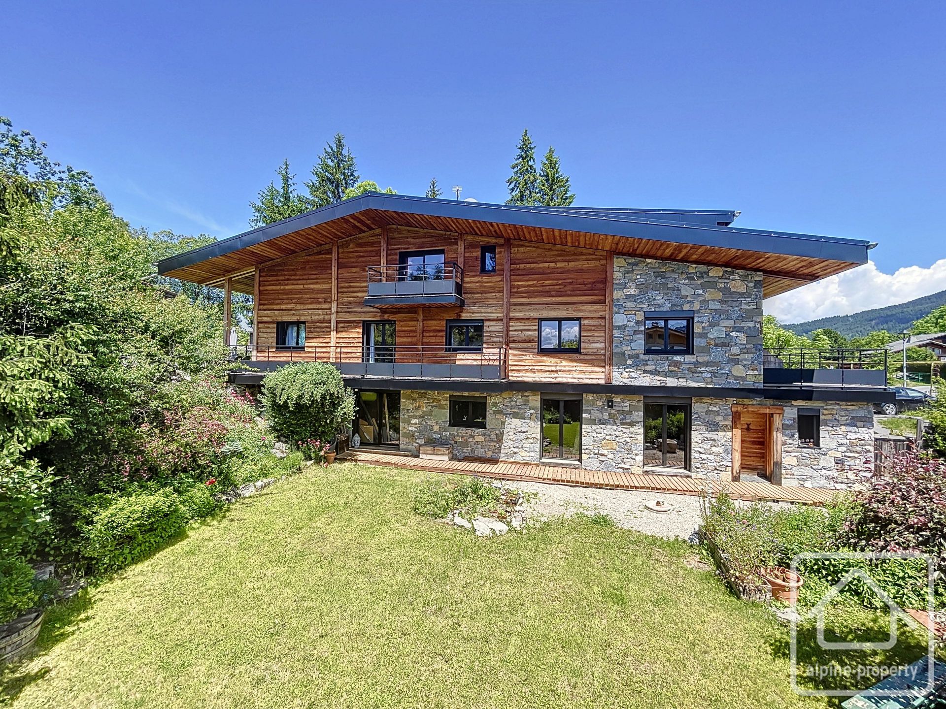 Exceptional! Chalet With 3 Apartments, 14 Bedrooms, 6 Bathrooms, And A Garden, In The Heart Of The Resort. – CHLTDESMARMOTTES