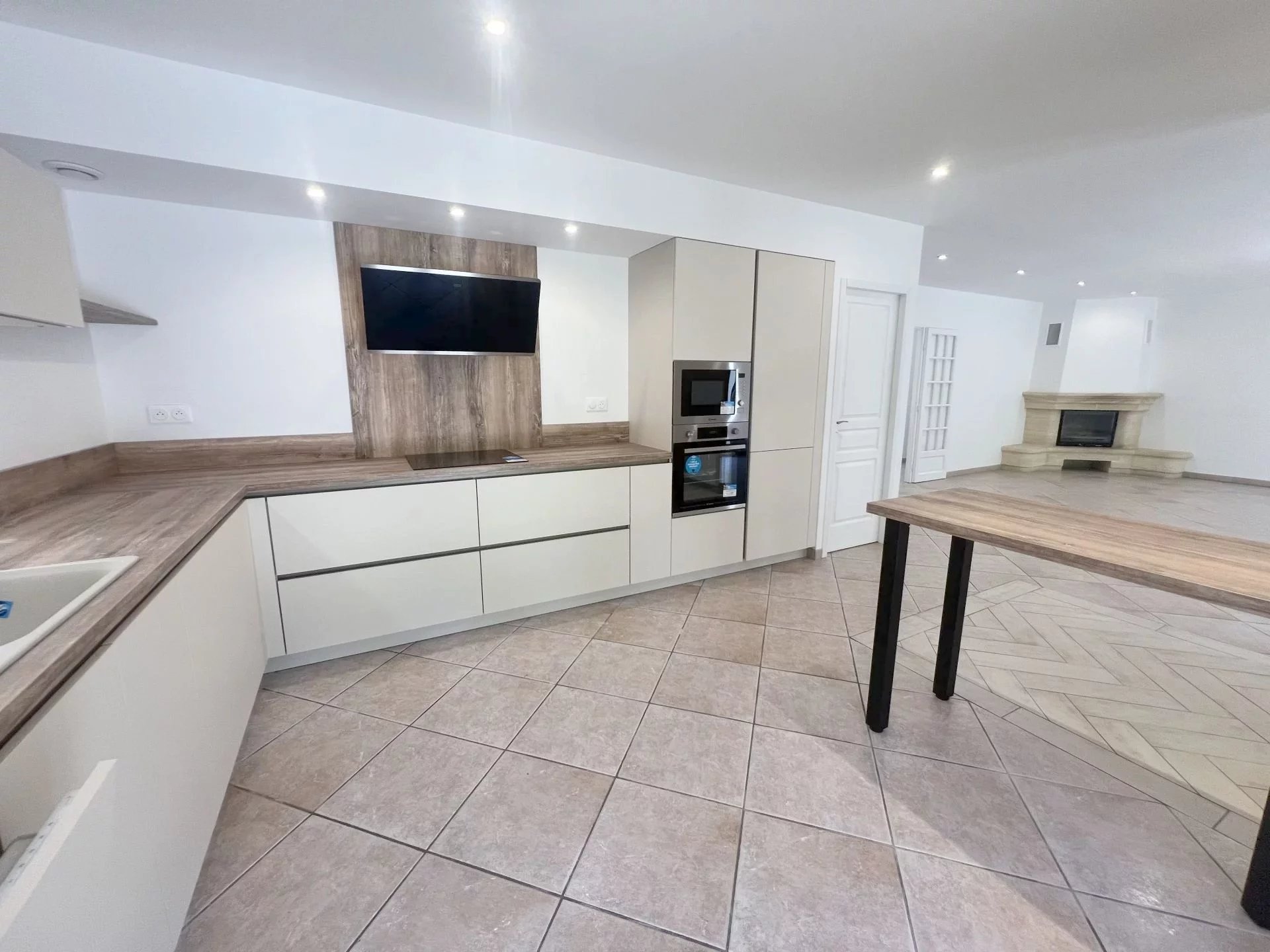 Spacious Property with further Potential in a Quiet Yet Central Location, Languedoc-Roussillon – France – BVI75732