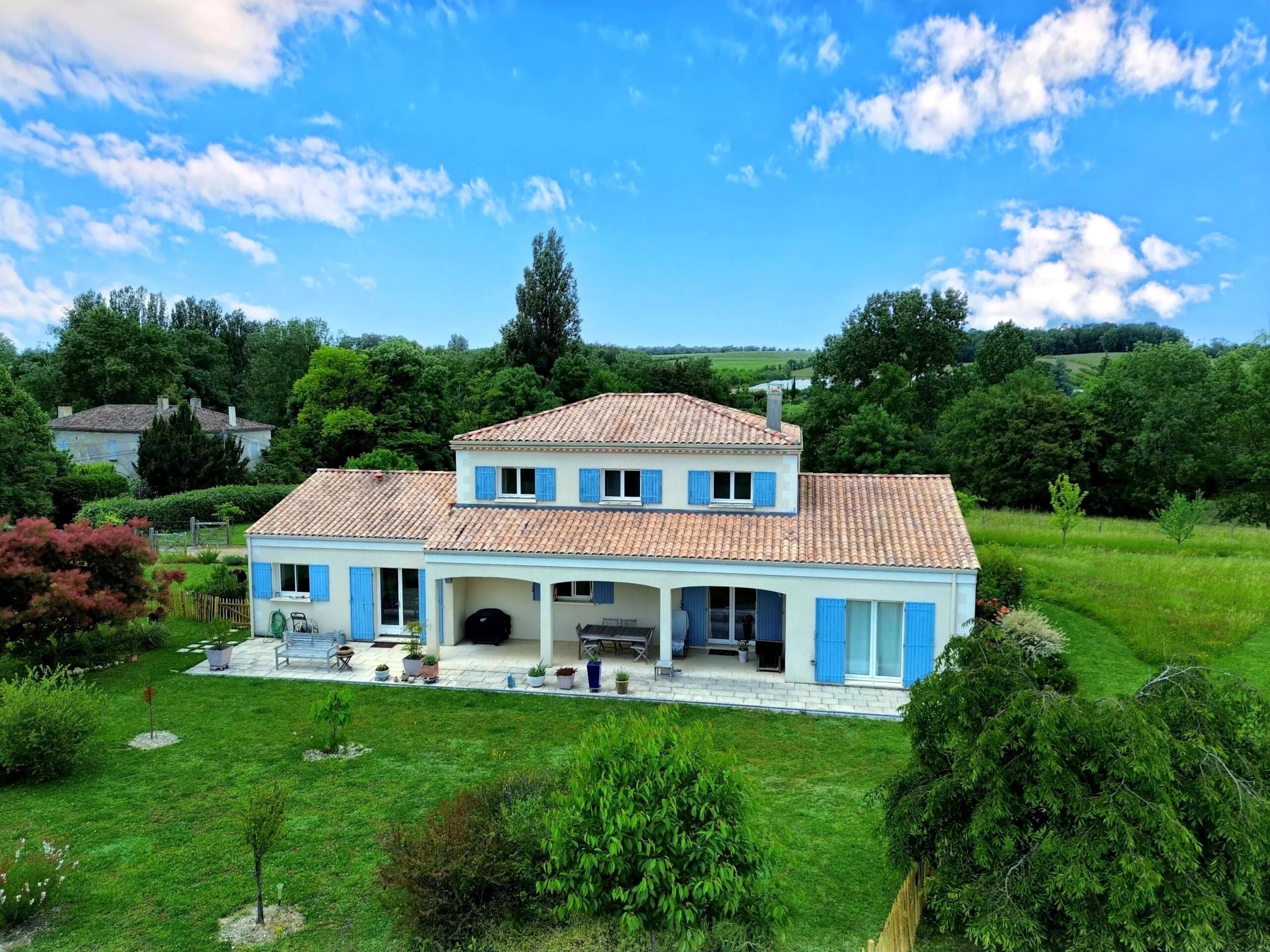 Contemporary country home with gardens and views, Aquitaine – France – BVI81171