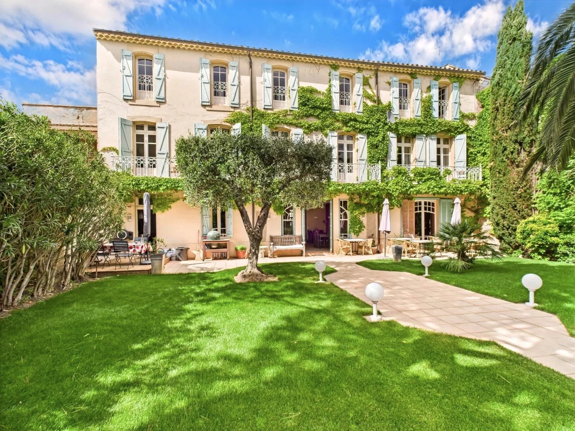 Homps – an impressive maison de maitre style property in the heart of a popular village, Languedoc-Roussillon – France – BVI82586