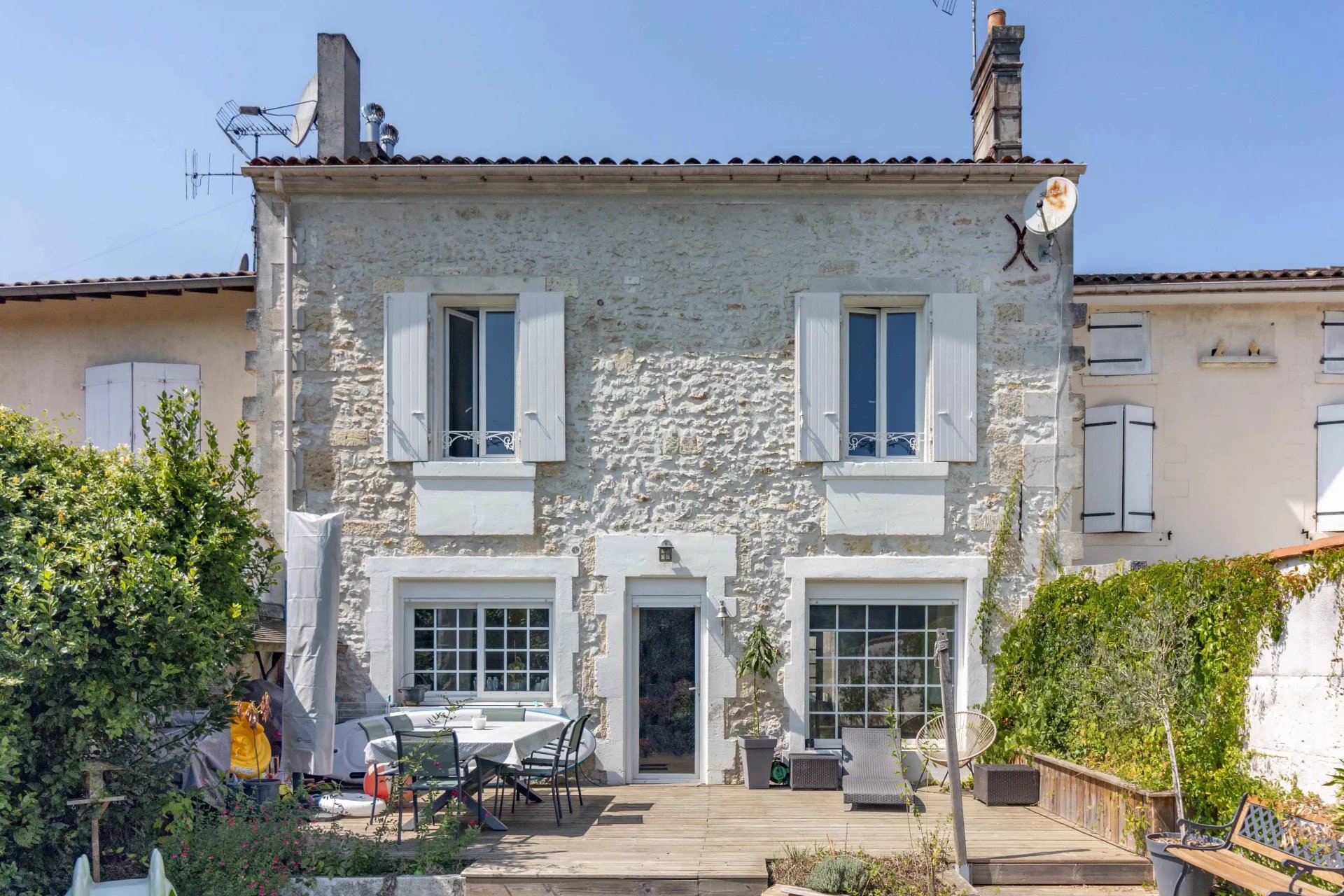 Handsome and spacious townhouse, within walking distance of the heart of Cognac, Poitou-Charentes – France – BVI76947