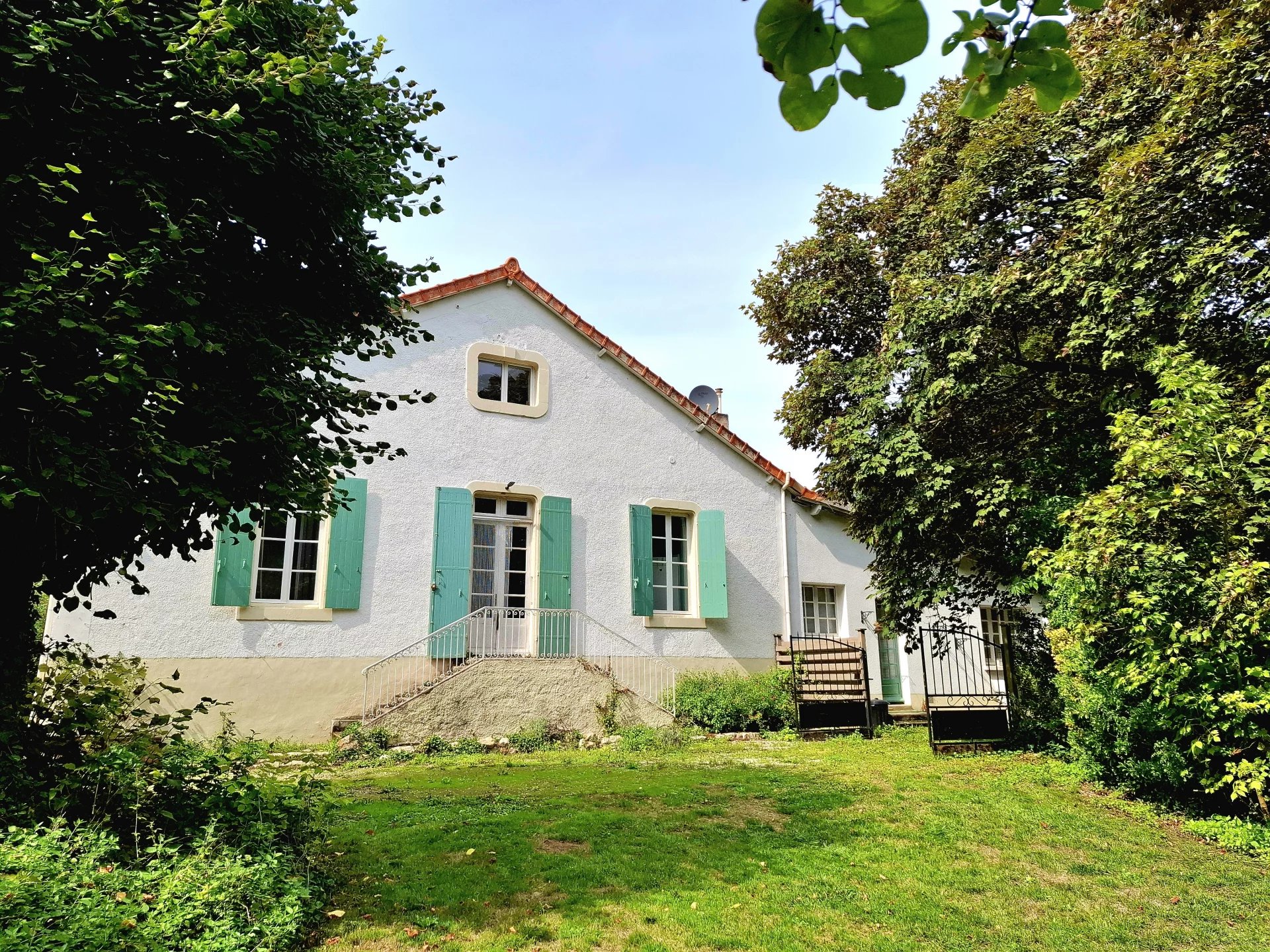 Attractive property with amazing living area and large, private grounds, Poitou-Charentes – France – BVI81980