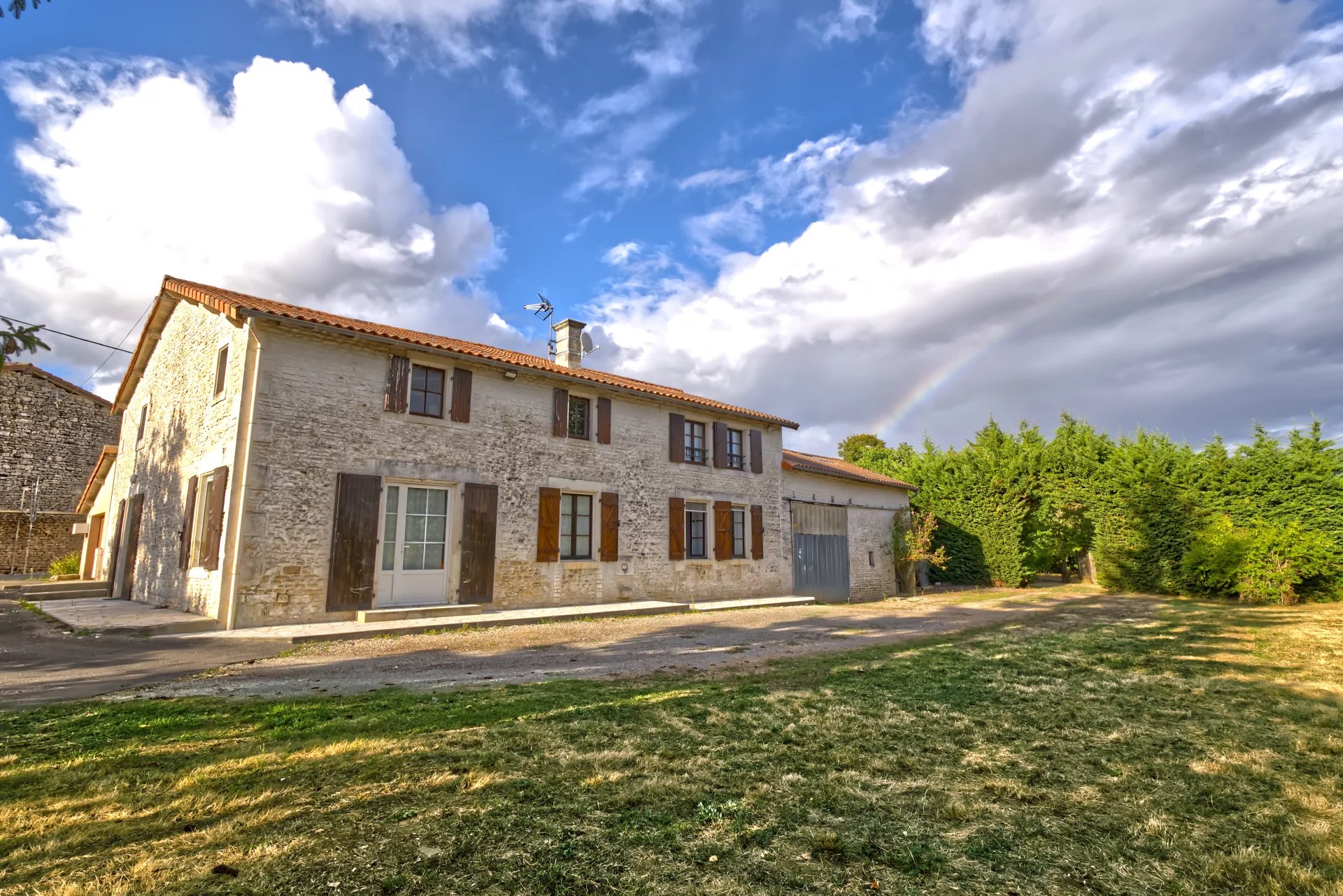 Superb Charentaise farmhouse, over 1 hectare of land, Poitou-Charentes – France – BVI82572