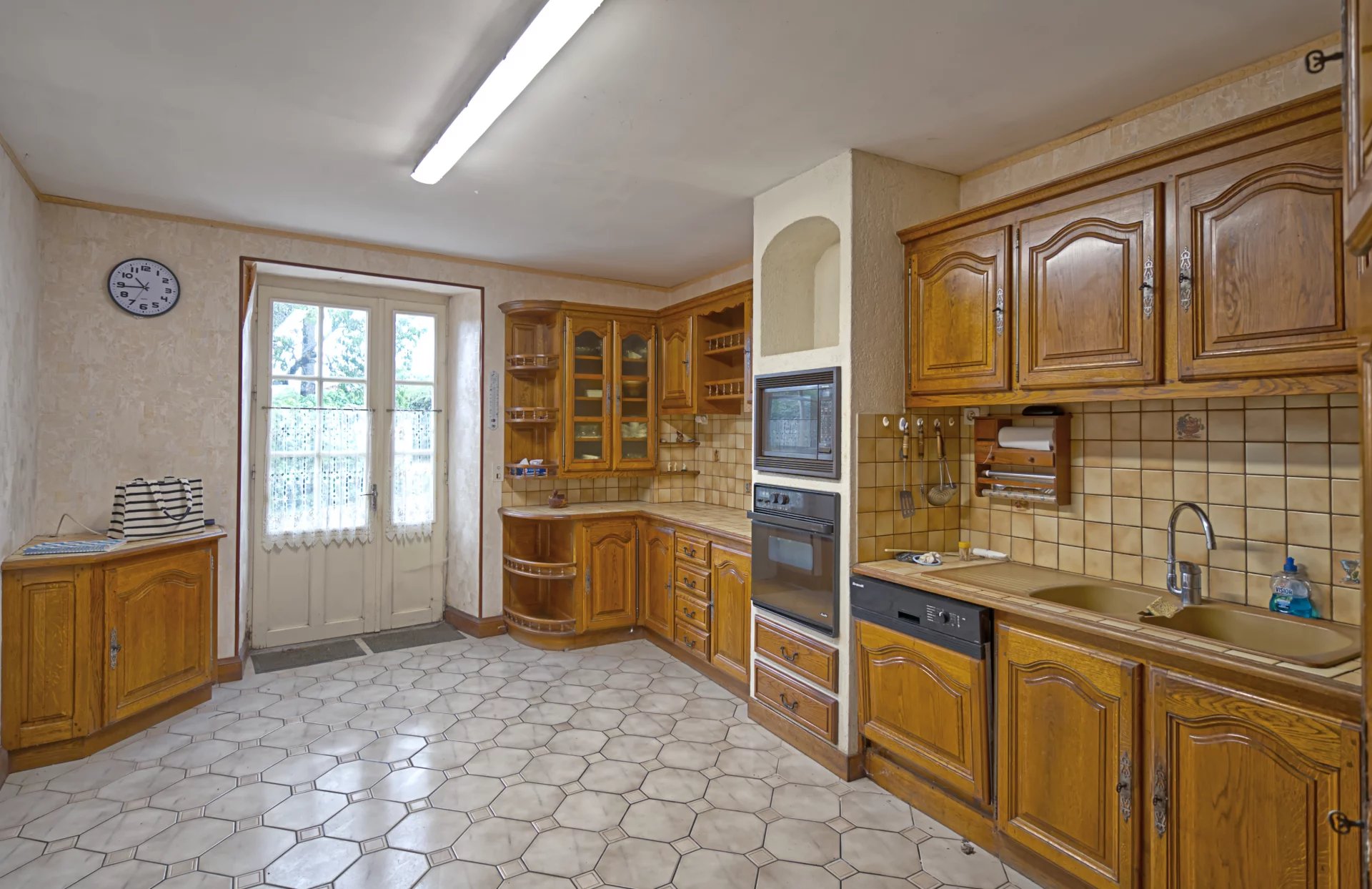 Superb Charentaise farmhouse, over 1 hectare of land, Poitou-Charentes – France – BVI82572