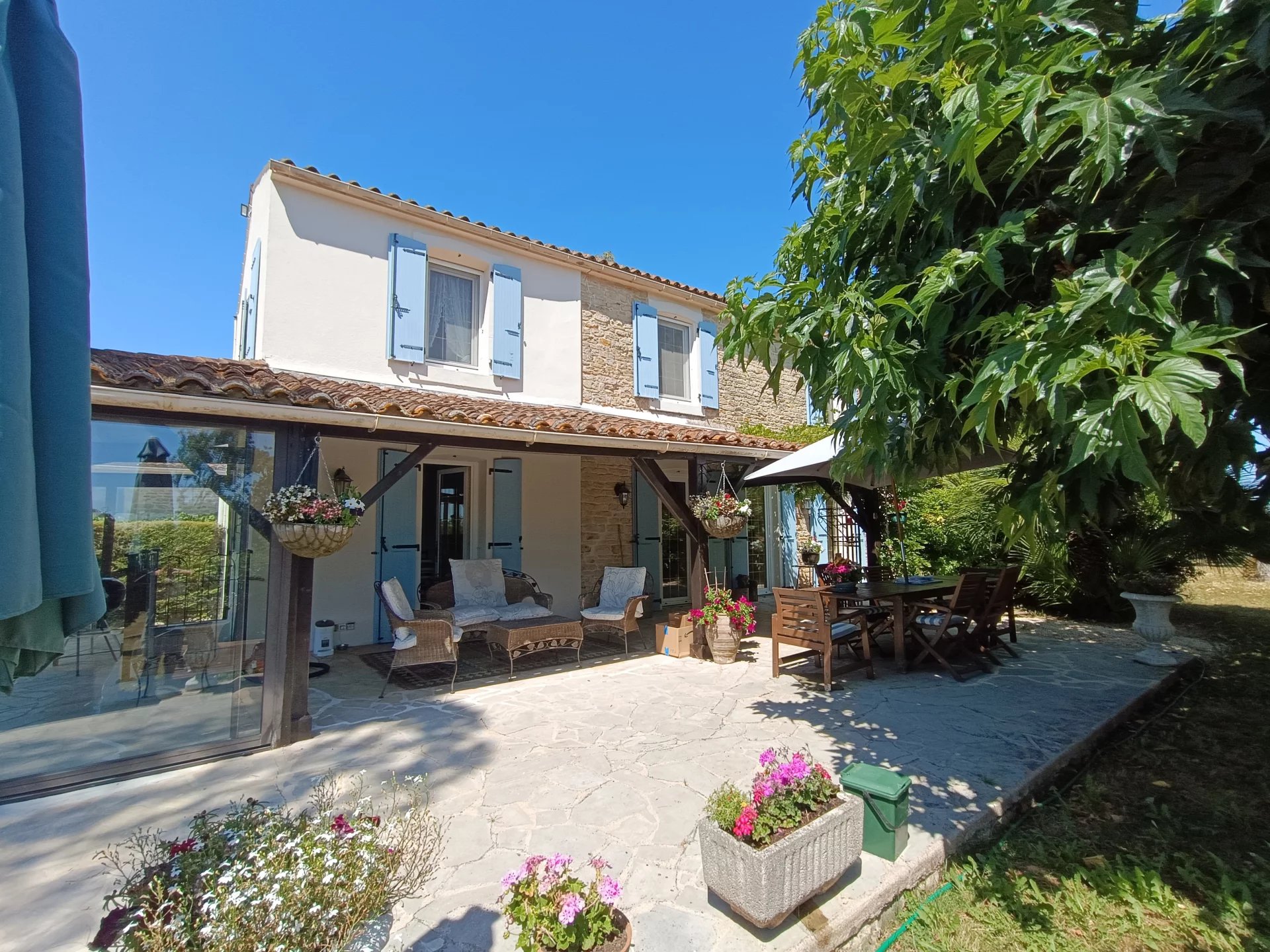 Charming house with pool and guest cottage near Maillezais, Pays de la Loire – France – BVI76710